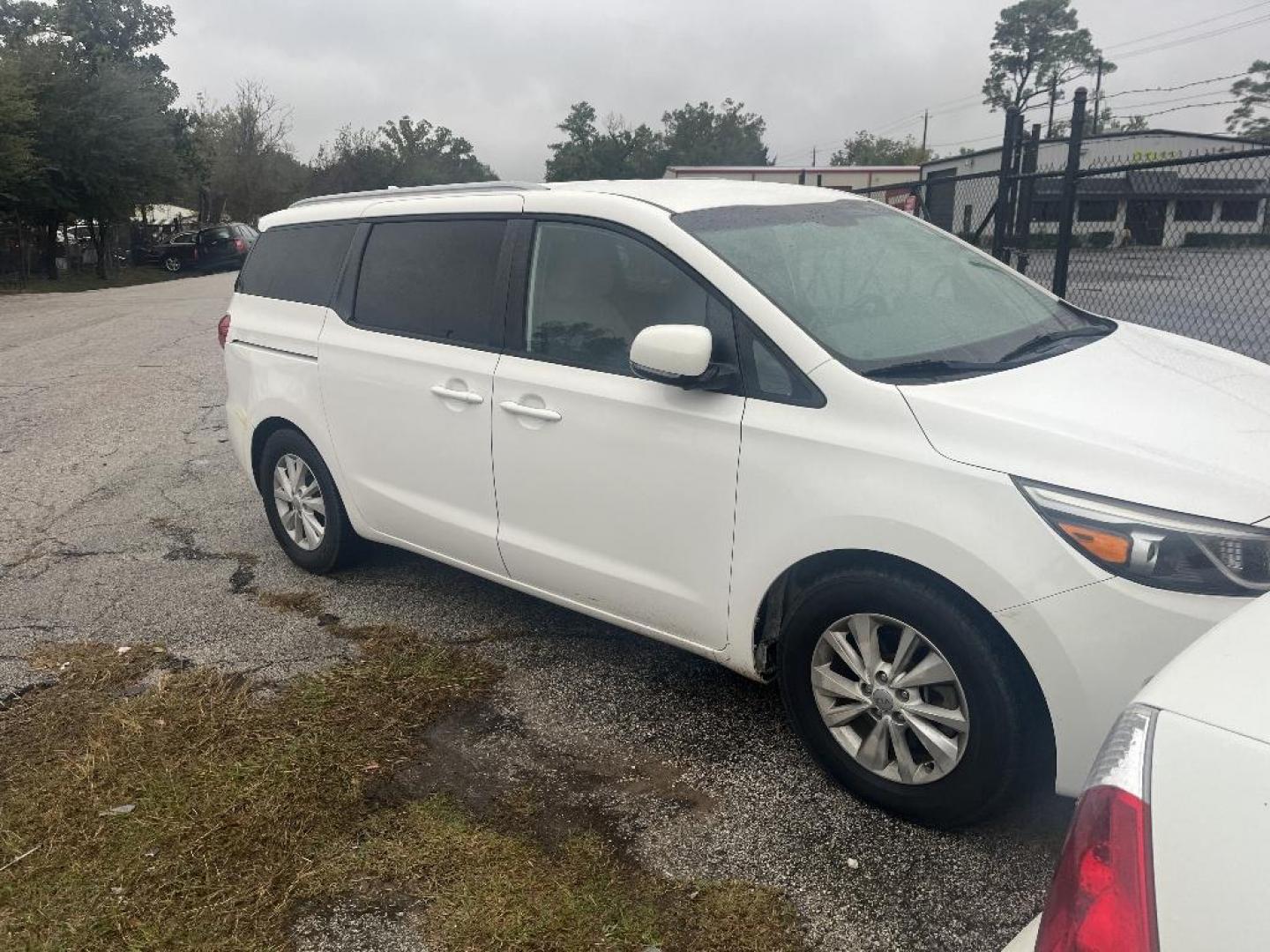 2016 WHITE KIA SEDONA LX (KNDMB5C17G6) with an 3.3L V6 DOHC 24V engine, AUTOMATIC transmission, located at 2303 West Mt. Houston, Houston, 77038, (281) 507-3956, 29.771597, -95.339569 - Photo#4