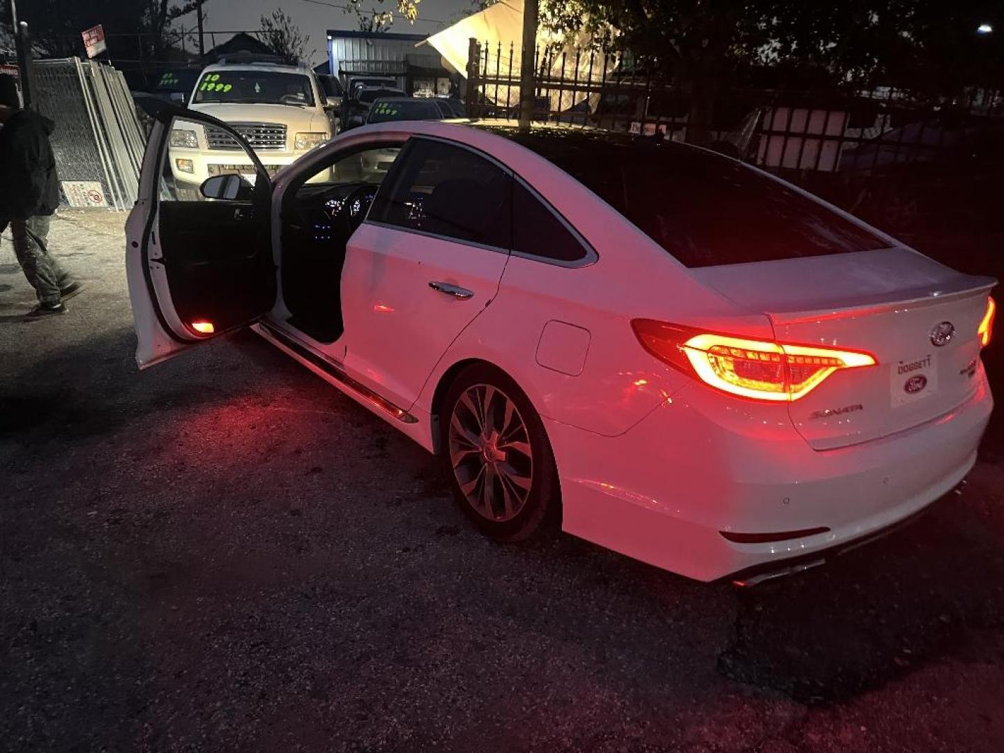 2015 WHITE HYUNDAI SONATA Sport 2.0T (5NPE34AB5FH) with an 2.0L L4 DOHC 16V TURBO engine, AUTOMATIC transmission, located at 2303 West Mt. Houston, Houston, 77038, (281) 507-3956, 29.771597, -95.339569 - Photo#3