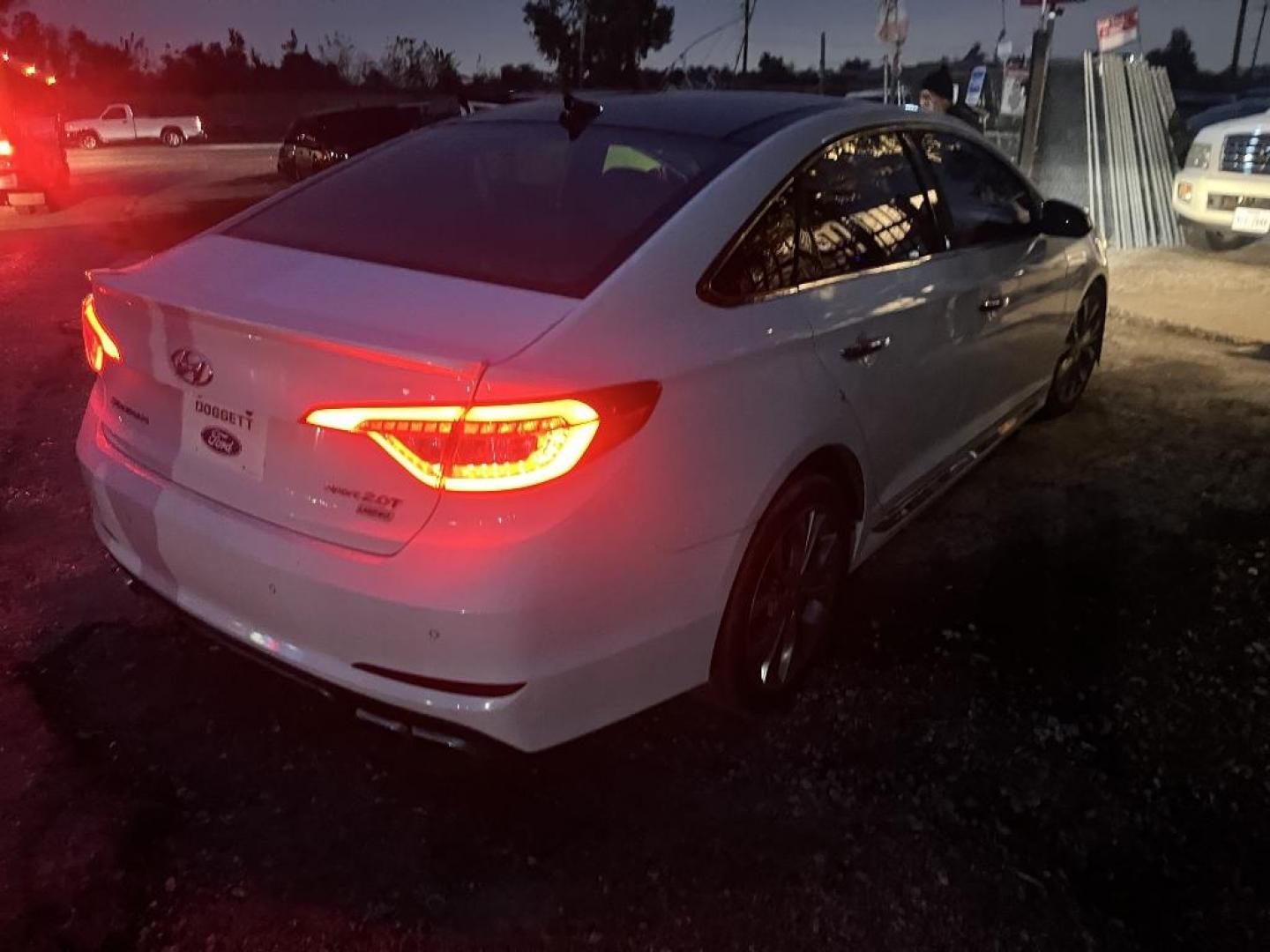 2015 WHITE HYUNDAI SONATA Sport 2.0T (5NPE34AB5FH) with an 2.0L L4 DOHC 16V TURBO engine, AUTOMATIC transmission, located at 2303 West Mt. Houston, Houston, 77038, (281) 507-3956, 29.771597, -95.339569 - Photo#4