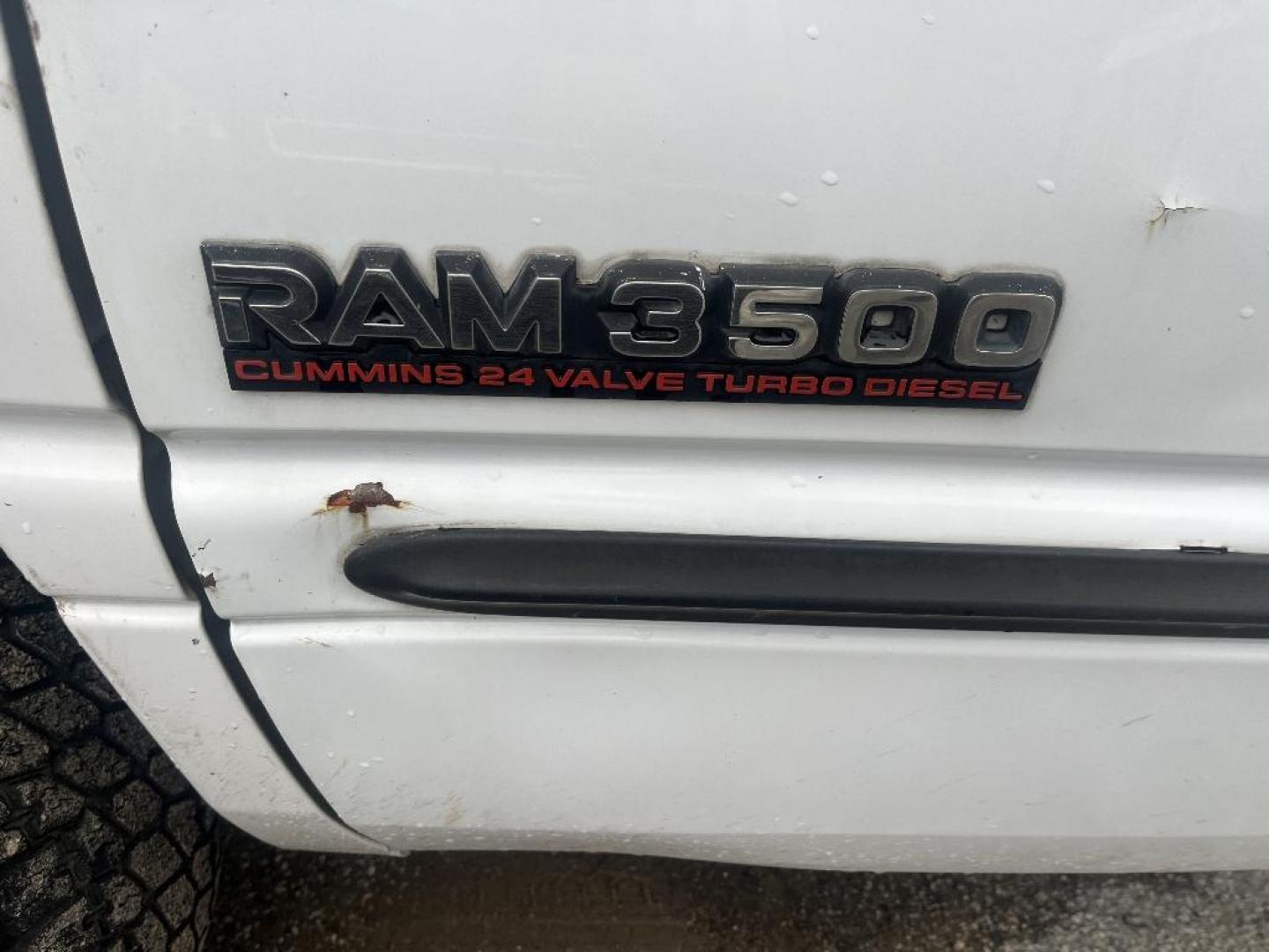 1999 WHITE DODGE RAM 3500 Quad Cab 2WD (1B7MC3363XJ) with an 5.9L L6 OHV 24V TURBO DIESEL engine, AUTOMATIC transmission, located at 2303 West Mt. Houston, Houston, 77038, (281) 507-3956, 29.771597, -95.339569 - Photo#3