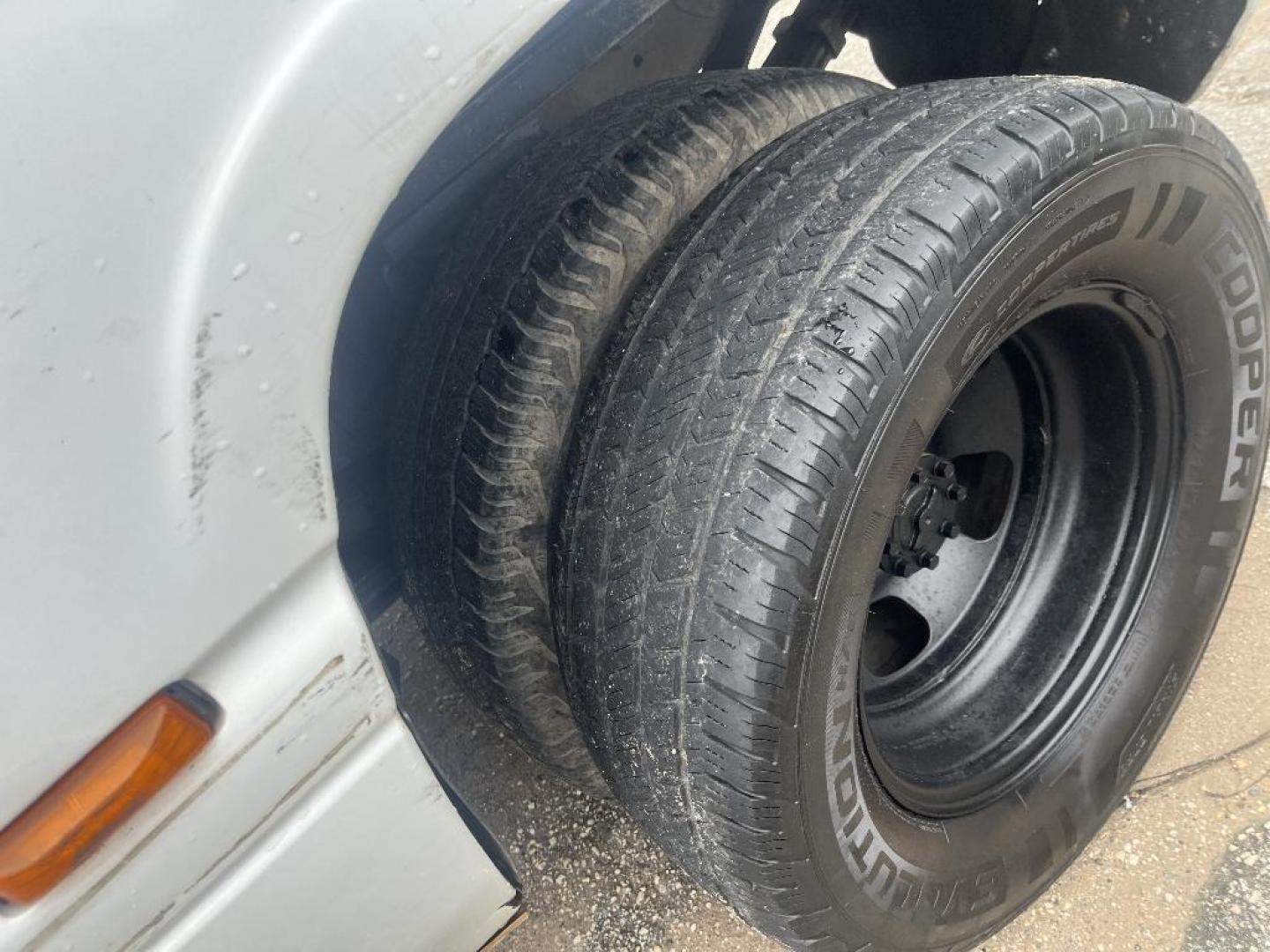 1999 WHITE DODGE RAM 3500 Quad Cab 2WD (1B7MC3363XJ) with an 5.9L L6 OHV 24V TURBO DIESEL engine, AUTOMATIC transmission, located at 2303 West Mt. Houston, Houston, 77038, (281) 507-3956, 29.771597, -95.339569 - Photo#4