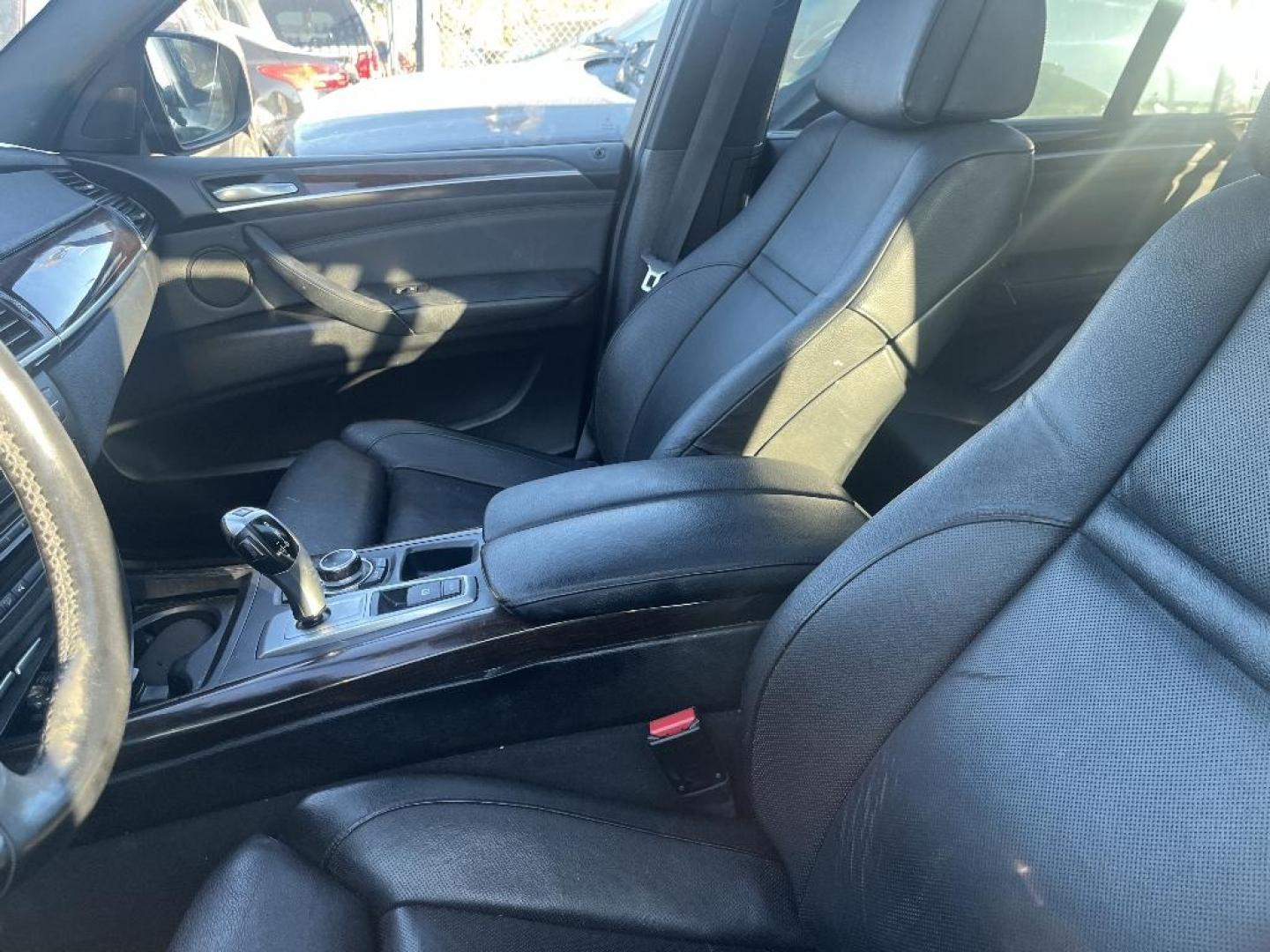 2013 BLACK BMW X5 xDrive35i (5UXZV4C59D0) with an 3.0L L6 DOHC 24V engine, AUTOMATIC transmission, located at 2303 West Mt. Houston, Houston, 77038, (281) 507-3956, 29.771597, -95.339569 - Photo#4