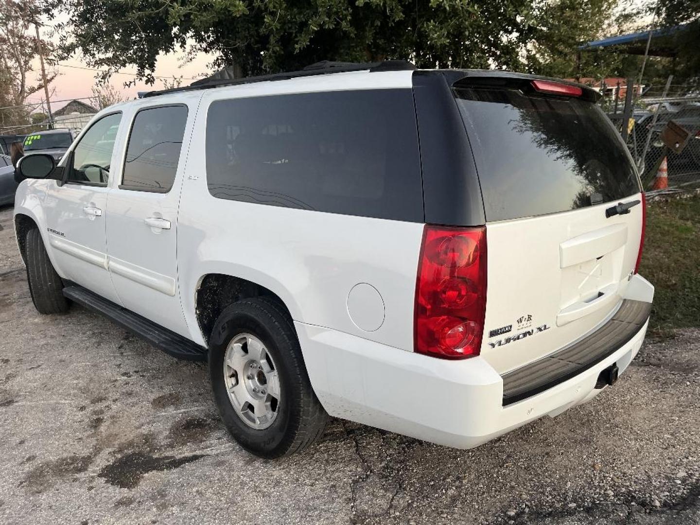 2007 WHITE GMC YUKON XL SLE-1 1/2 Ton 4WD (1GKFK16317J) with an 5.3L V8 OHV 16V FFV engine, AUTOMATIC transmission, located at 2303 West Mt. Houston, Houston, 77038, (281) 507-3956, 29.771597, -95.339569 - Photo#1