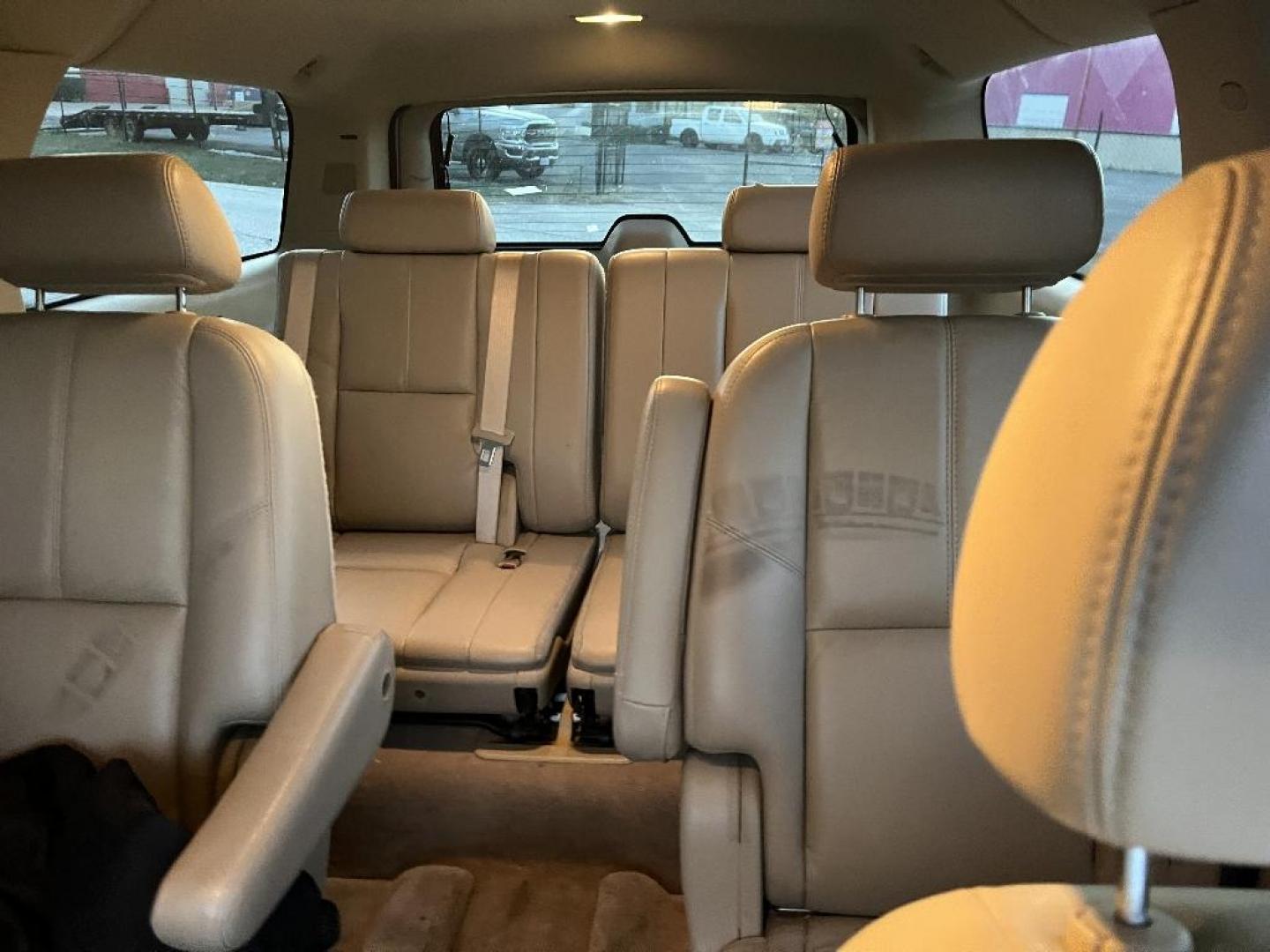 2007 WHITE GMC YUKON XL SLE-1 1/2 Ton 4WD (1GKFK16317J) with an 5.3L V8 OHV 16V FFV engine, AUTOMATIC transmission, located at 2303 West Mt. Houston, Houston, 77038, (281) 507-3956, 29.771597, -95.339569 - Photo#3