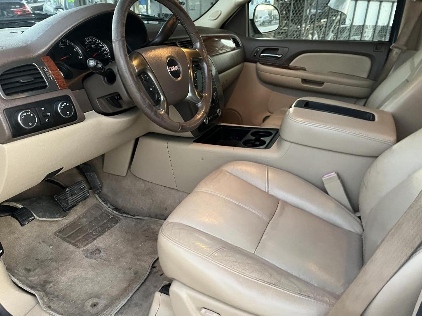 2007 WHITE GMC YUKON XL SLE-1 1/2 Ton 4WD (1GKFK16317J) with an 5.3L V8 OHV 16V FFV engine, AUTOMATIC transmission, located at 2303 West Mt. Houston, Houston, 77038, (281) 507-3956, 29.771597, -95.339569 - Photo#4