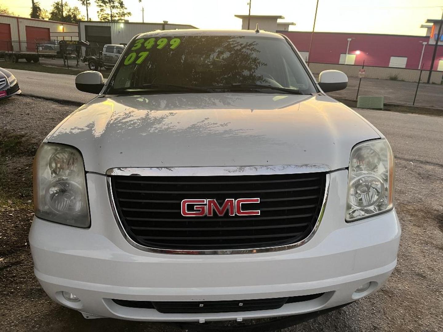 2007 WHITE GMC YUKON XL SLE-1 1/2 Ton 4WD (1GKFK16317J) with an 5.3L V8 OHV 16V FFV engine, AUTOMATIC transmission, located at 2303 West Mt. Houston, Houston, 77038, (281) 507-3956, 29.771597, -95.339569 - Photo#5