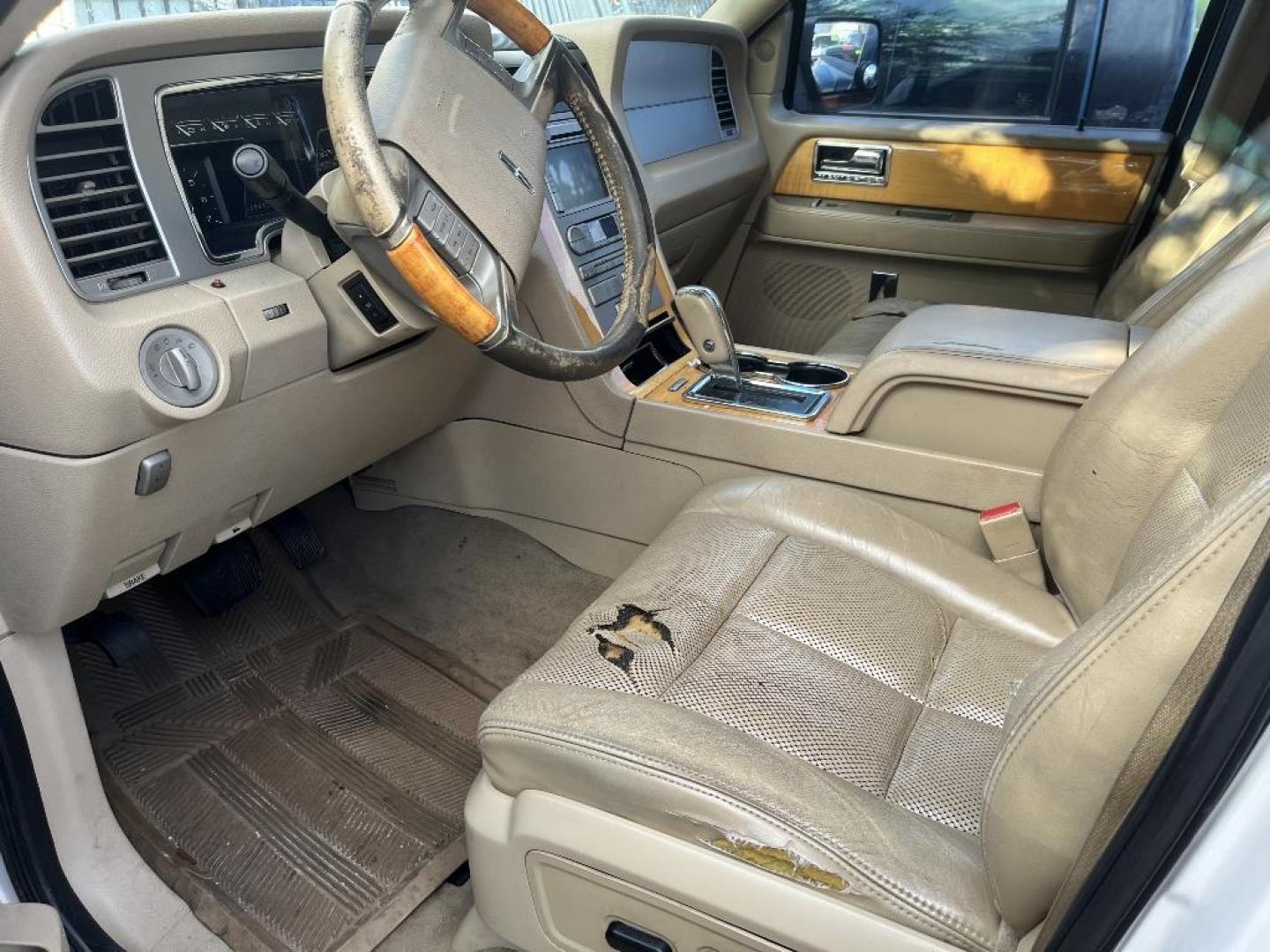 2010 WHITE LINCOLN NAVIGATOR L 4WD (5LMJJ3J55AE) with an 5.4L V8 SOHC 24V engine, AUTOMATIC transmission, located at 2303 West Mt. Houston, Houston, 77038, (281) 507-3956, 29.771597, -95.339569 - Photo#2