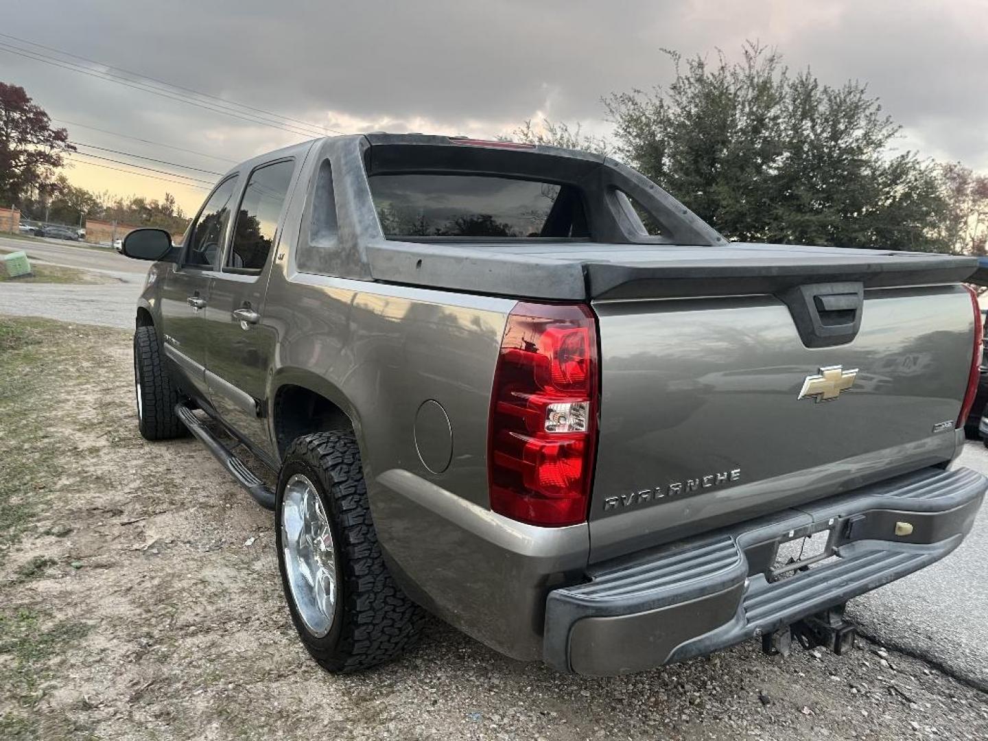 2007 BROWN CHEVROLET AVALANCHE LS 2WD (3GNEC12077G) with an 5.3L V8 OHV 16V FFV engine, AUTOMATIC transmission, located at 2303 West Mt. Houston, Houston, 77038, (281) 507-3956, 29.771597, -95.339569 - Photo#2