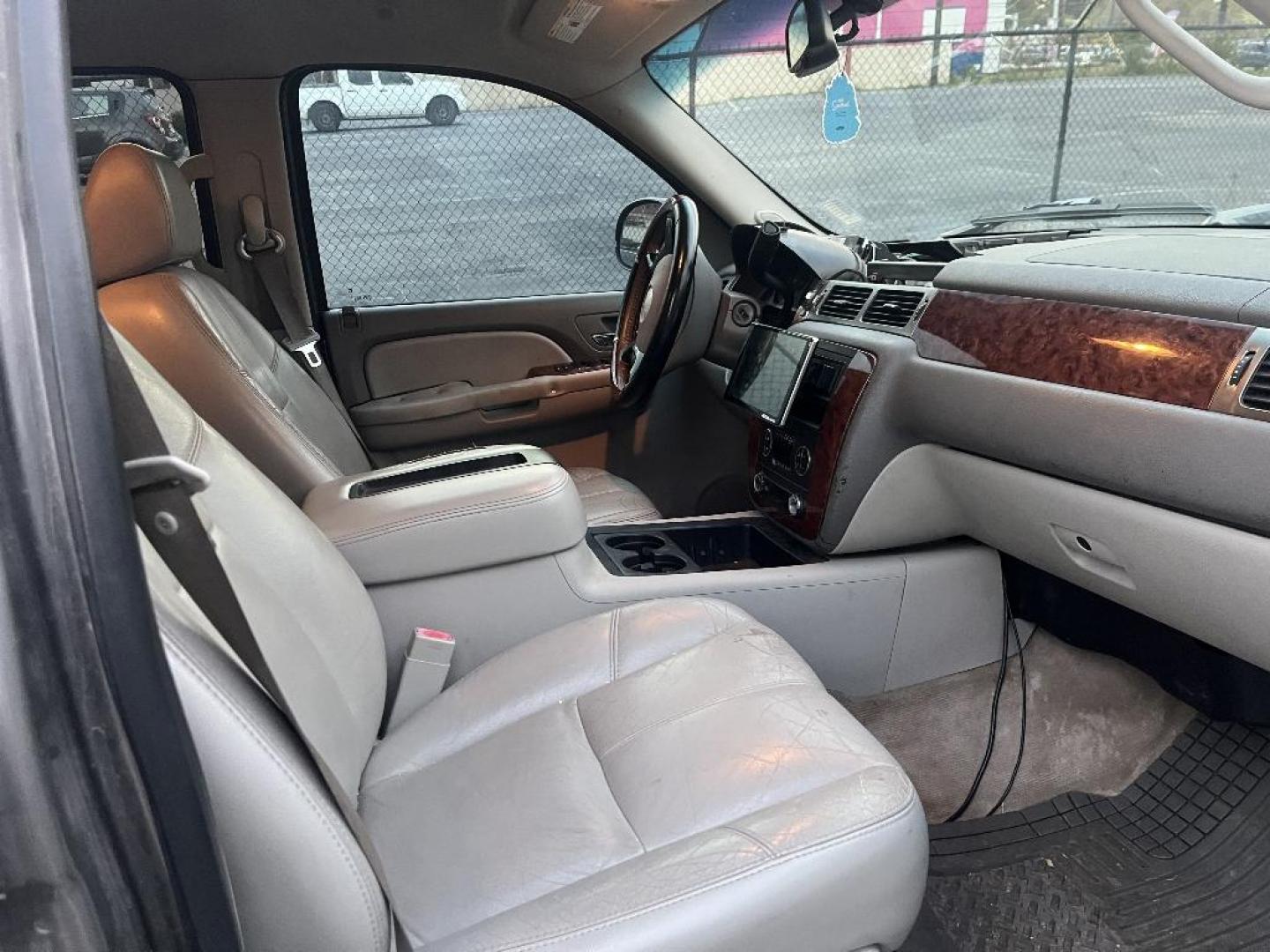 2007 BROWN CHEVROLET AVALANCHE LS 2WD (3GNEC12077G) with an 5.3L V8 OHV 16V FFV engine, AUTOMATIC transmission, located at 2303 West Mt. Houston, Houston, 77038, (281) 507-3956, 29.771597, -95.339569 - Photo#3