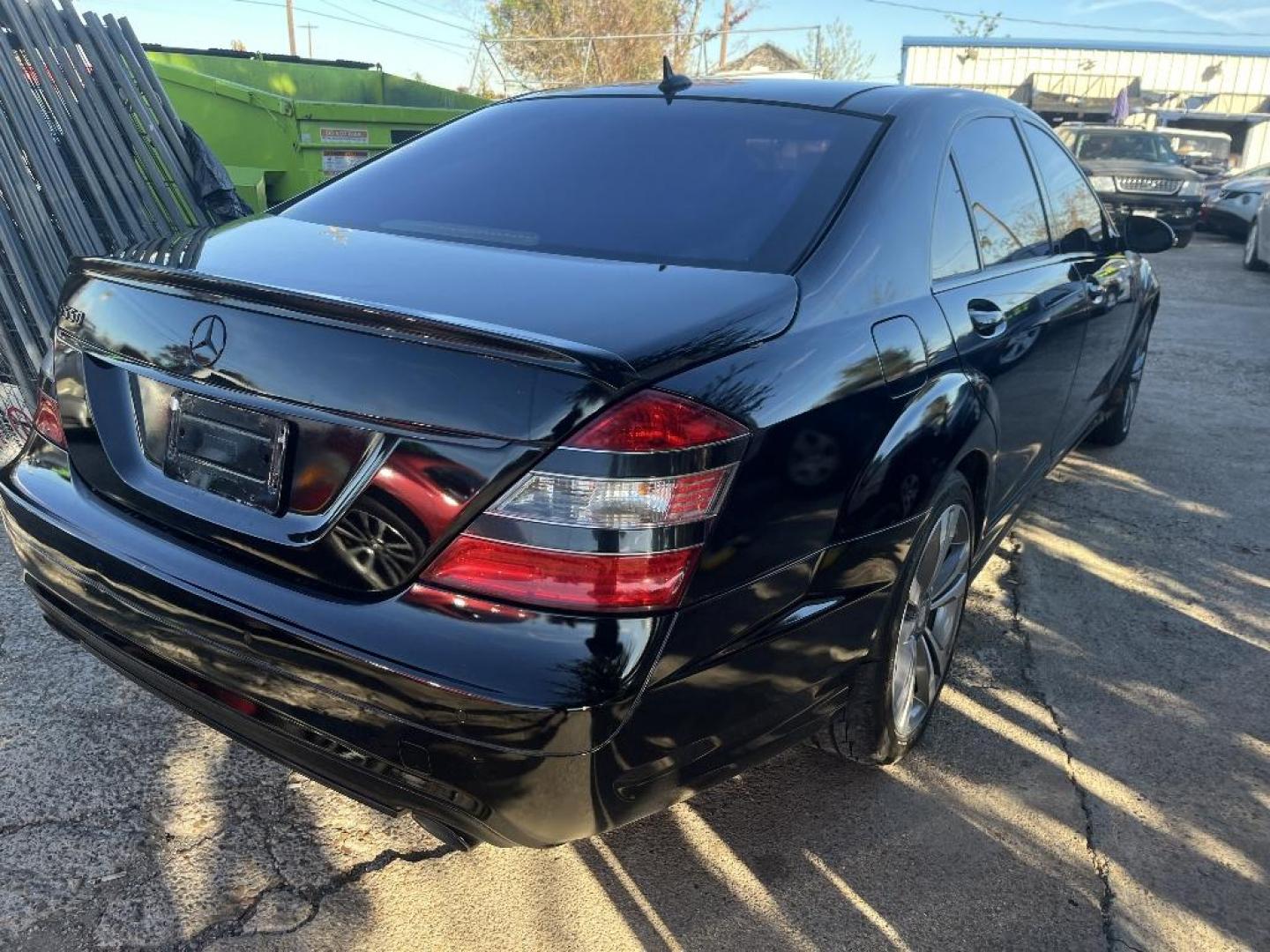 2008 BLACK MERCEDES-BENZ S-CLASS S550 (WDDNG71X38A) with an 5.5L V8 DOHC 32V engine, AUTOMATIC transmission, located at 2303 West Mt. Houston, Houston, 77038, (281) 507-3956, 29.771597, -95.339569 - Photo#2