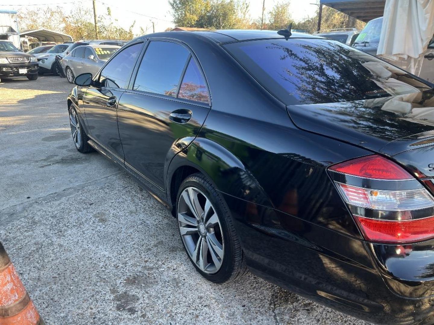 2008 BLACK MERCEDES-BENZ S-CLASS S550 (WDDNG71X38A) with an 5.5L V8 DOHC 32V engine, AUTOMATIC transmission, located at 2303 West Mt. Houston, Houston, 77038, (281) 507-3956, 29.771597, -95.339569 - Photo#3