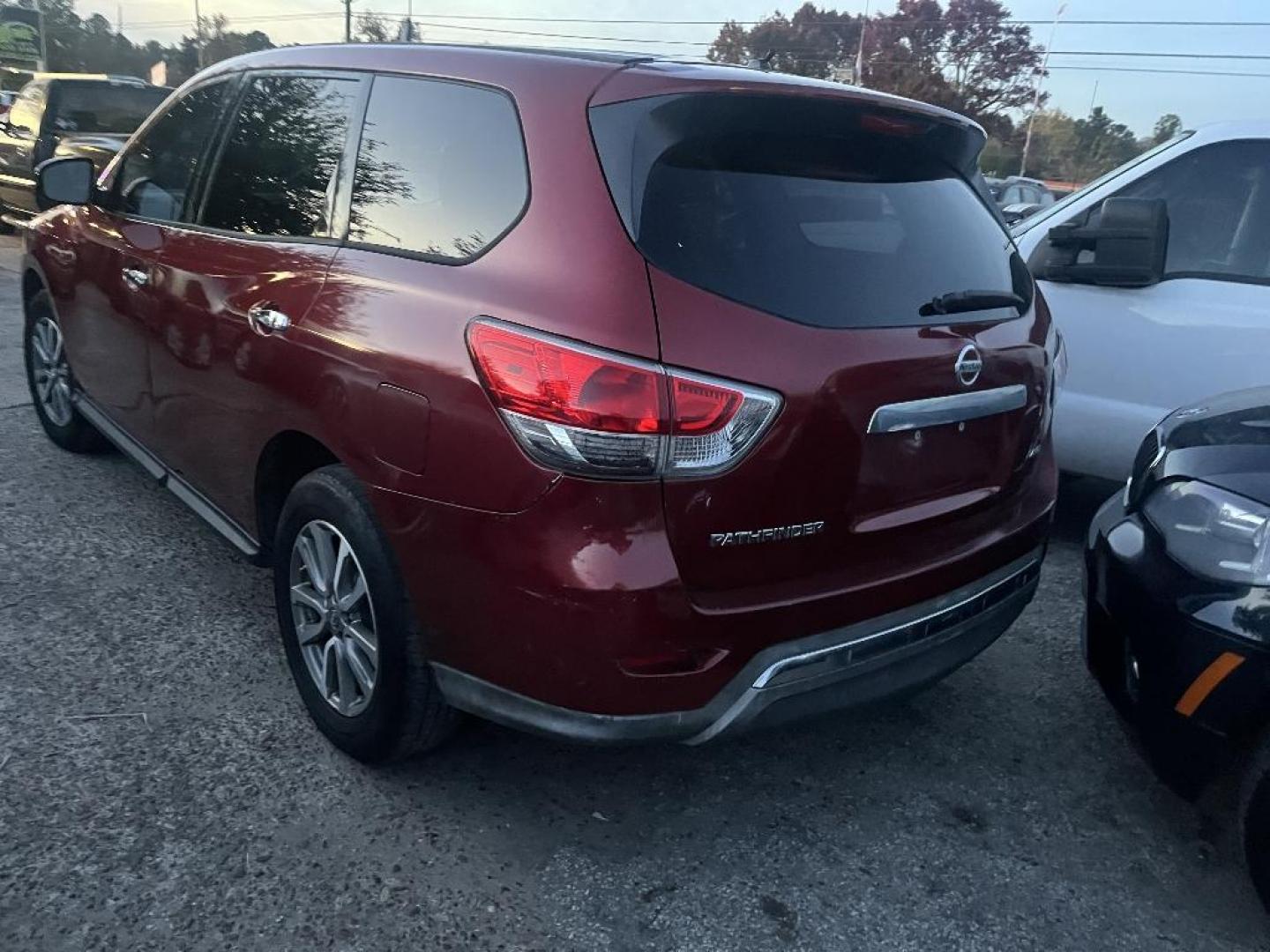 2014 RED NISSAN PATHFINDER S 4WD (5N1AR2MM6EC) with an 3.5L V6 DOHC 24V engine, AUTOMATIC transmission, located at 2303 West Mt. Houston, Houston, 77038, (281) 507-3956, 29.771597, -95.339569 - Photo#1