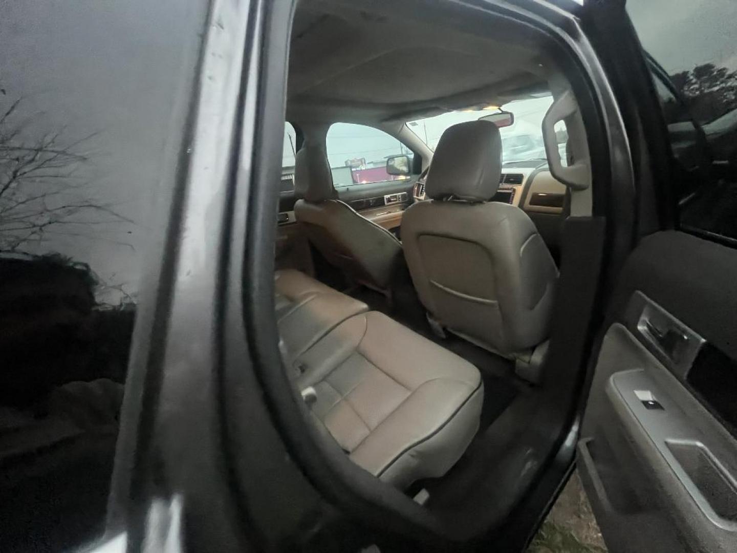 2010 GRAY LINCON MKX FWD (2LMDJ6JC4AB) with an 3.5L V6 DOHC 24V engine, AUTOMATIC transmission, located at 2303 West Mt. Houston, Houston, 77038, (281) 507-3956, 29.771597, -95.339569 - Photo#3