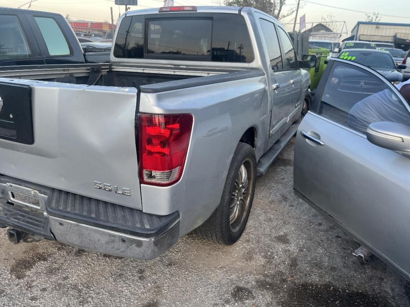 2005 GRAY NISSAN TITAN XE Crew Cab 2WD (1N6BA07A95N) with an 5.6L V8 DOHC 32V FFV engine, AUTOMATIC transmission, located at 2303 West Mt. Houston, Houston, 77038, (281) 507-3956, 29.771597, -95.339569 - Photo#1