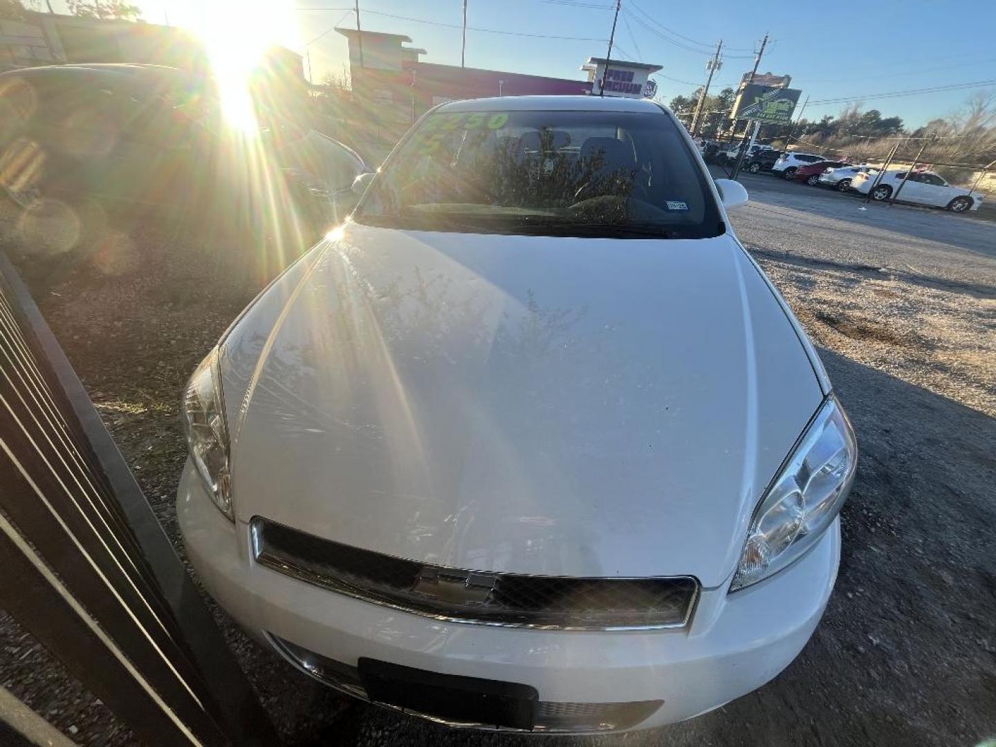 2015 WHITE CHEVERLOT IMPALA LIMITED LT (2G1WB5E34F1) with an 3.6L V6 DOHC 16V FFV engine, AUTOMATIC transmission, located at 2303 West Mt. Houston, Houston, 77038, (281) 507-3956, 29.771597, -95.339569 - Photo#3