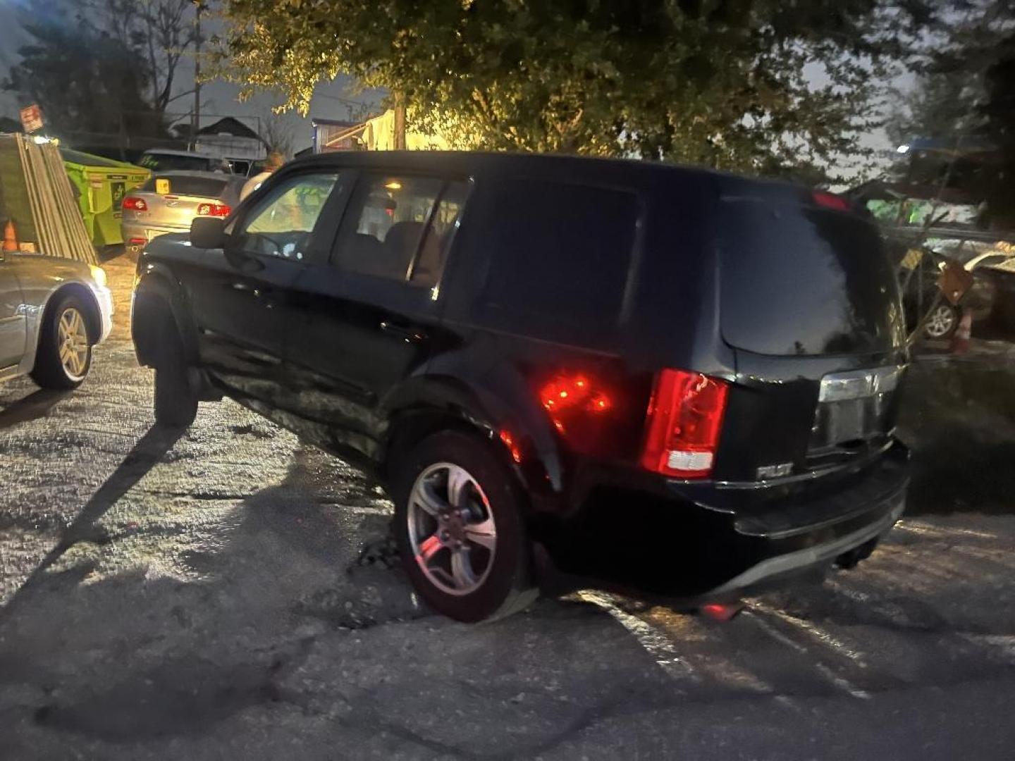2015 BLUE HONDA PILOT SE 2WD (5FNYF3H31FB) with an 3.5L V6 SOHC 24V engine, AUTOMATIC transmission, located at 2303 West Mt. Houston, Houston, 77038, (281) 507-3956, 29.771597, -95.339569 - Photo#3