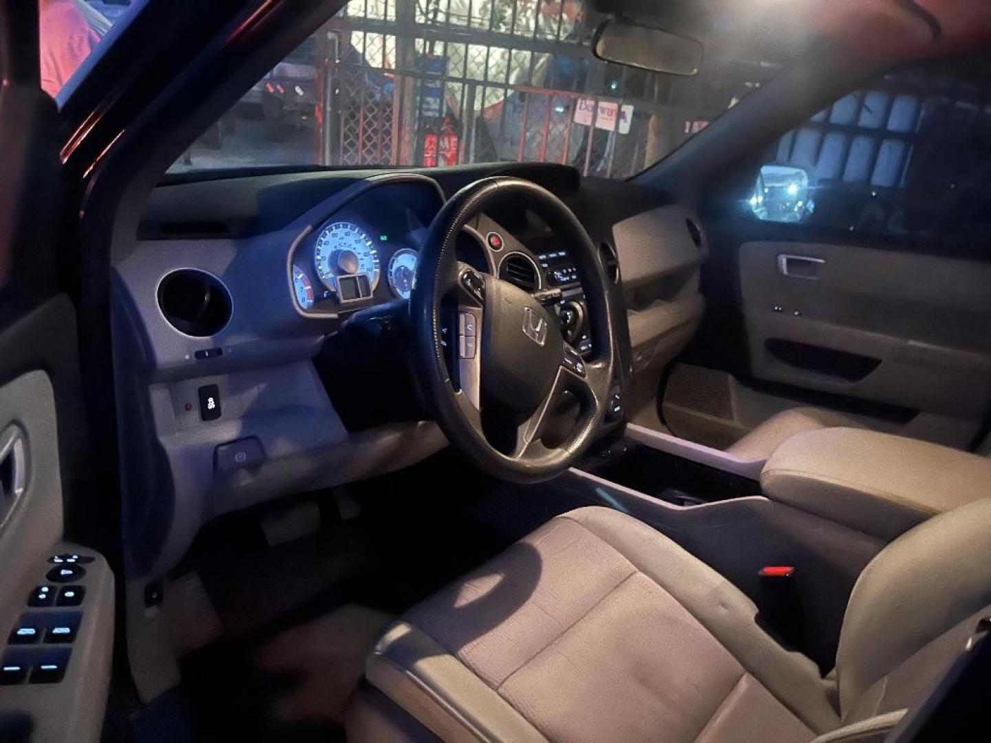 2015 BLUE HONDA PILOT SE 2WD (5FNYF3H31FB) with an 3.5L V6 SOHC 24V engine, AUTOMATIC transmission, located at 2303 West Mt. Houston, Houston, 77038, (281) 507-3956, 29.771597, -95.339569 - Photo#4