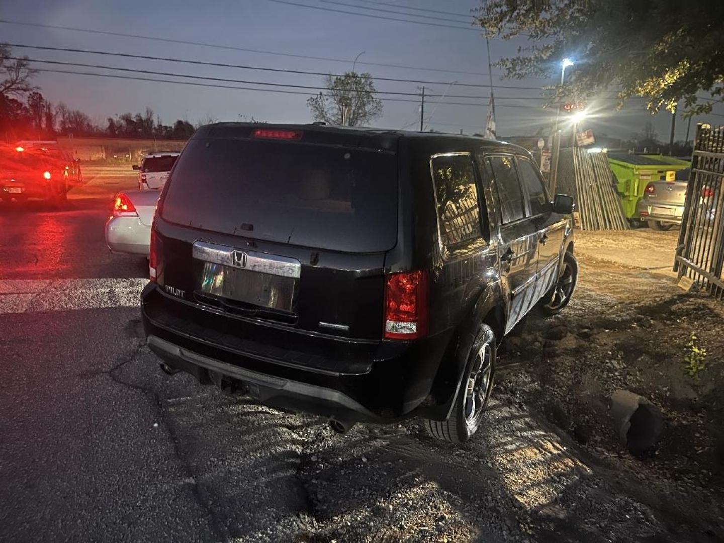2015 BLUE HONDA PILOT SE 2WD (5FNYF3H31FB) with an 3.5L V6 SOHC 24V engine, AUTOMATIC transmission, located at 2303 West Mt. Houston, Houston, 77038, (281) 507-3956, 29.771597, -95.339569 - Photo#5