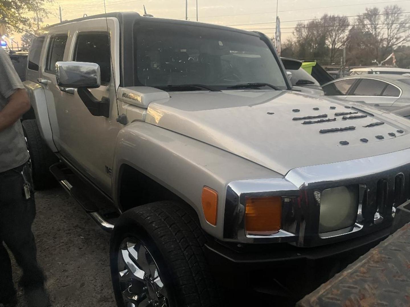 2006 BROWN HUMMER H3 Sport Utility (5GTDN136668) with an 3.5L L5 DOHC 20V engine, AUTOMATIC transmission, located at 2303 West Mt. Houston, Houston, 77038, (281) 507-3956, 29.771597, -95.339569 - Photo#0