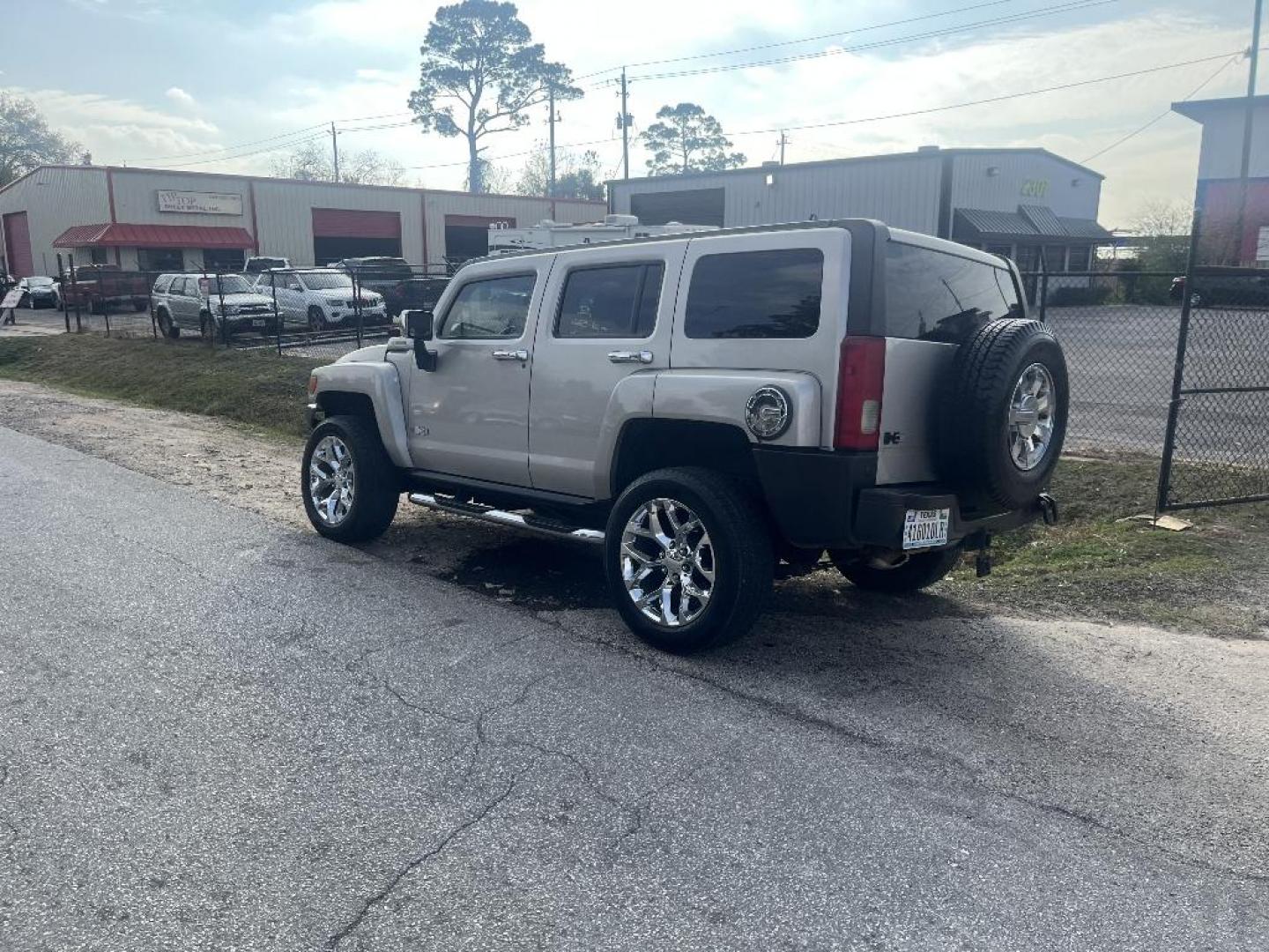 2006 BROWN HUMMER H3 Sport Utility (5GTDN136668) with an 3.5L L5 DOHC 20V engine, AUTOMATIC transmission, located at 2303 West Mt. Houston, Houston, 77038, (281) 507-3956, 29.771597, -95.339569 - Photo#1