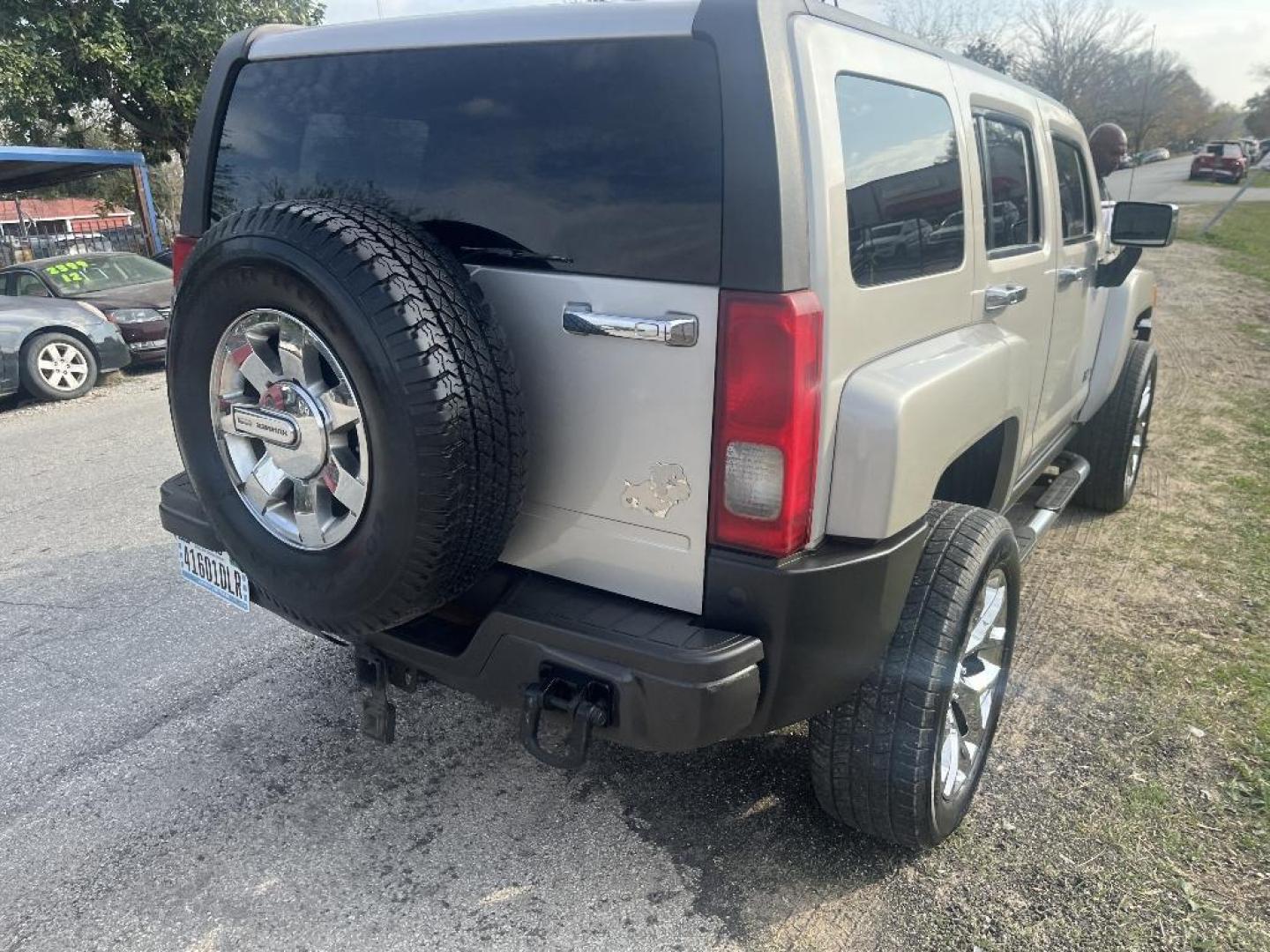 2006 BROWN HUMMER H3 Sport Utility (5GTDN136668) with an 3.5L L5 DOHC 20V engine, AUTOMATIC transmission, located at 2303 West Mt. Houston, Houston, 77038, (281) 507-3956, 29.771597, -95.339569 - Photo#2
