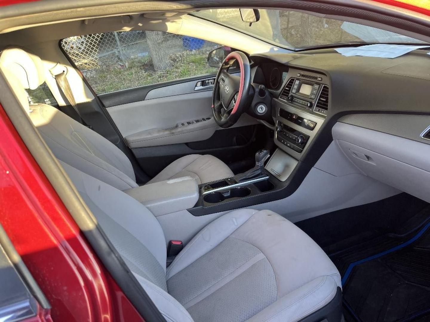 2015 RED HYUNDAI SONATA SE (5NPE24AF6FH) with an 2.4L L4 DOHC 16V engine, AUTOMATIC transmission, located at 2303 West Mt. Houston, Houston, 77038, (281) 507-3956, 29.771597, -95.339569 - Photo#1