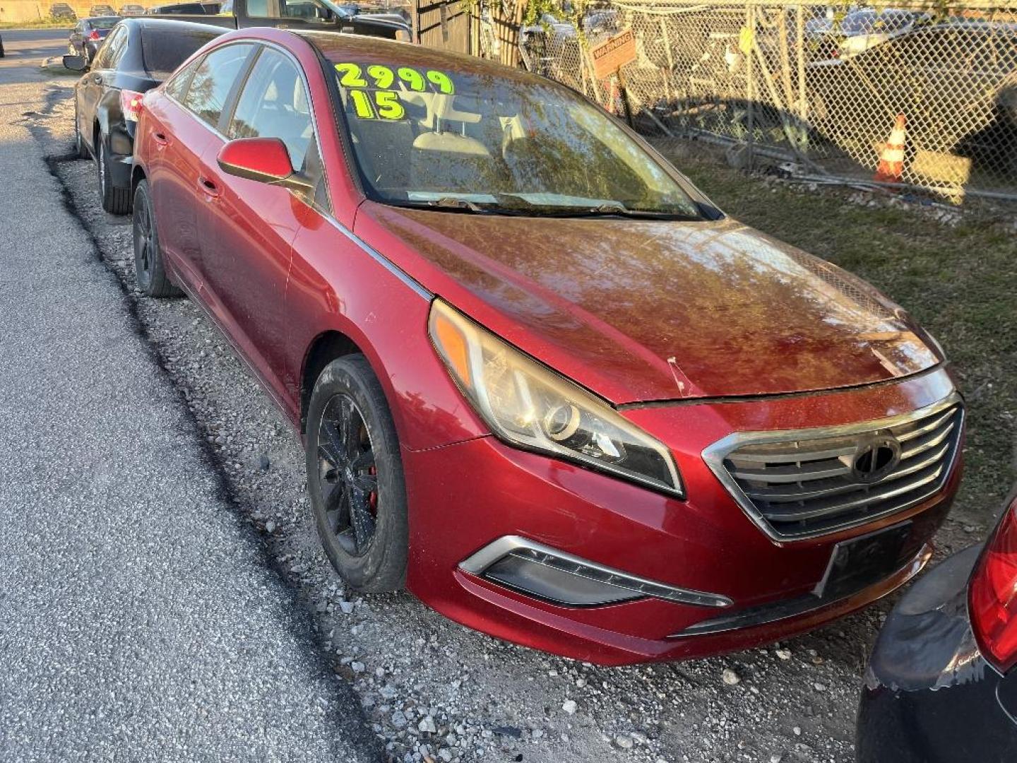 2015 RED HYUNDAI SONATA SE (5NPE24AF6FH) with an 2.4L L4 DOHC 16V engine, AUTOMATIC transmission, located at 2303 West Mt. Houston, Houston, 77038, (281) 507-3956, 29.771597, -95.339569 - Photo#2