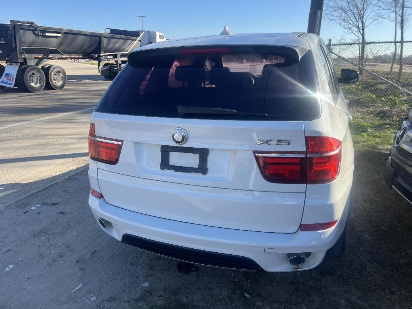 2011 WHITE BMW X5 xDrive35d (5UXZW0C59BL) with an 3.0L L6 DOHC 24V DIESEL engine, AUTOMATIC transmission, located at 2303 West Mt. Houston, Houston, 77038, (281) 507-3956, 29.771597, -95.339569 - Photo#1