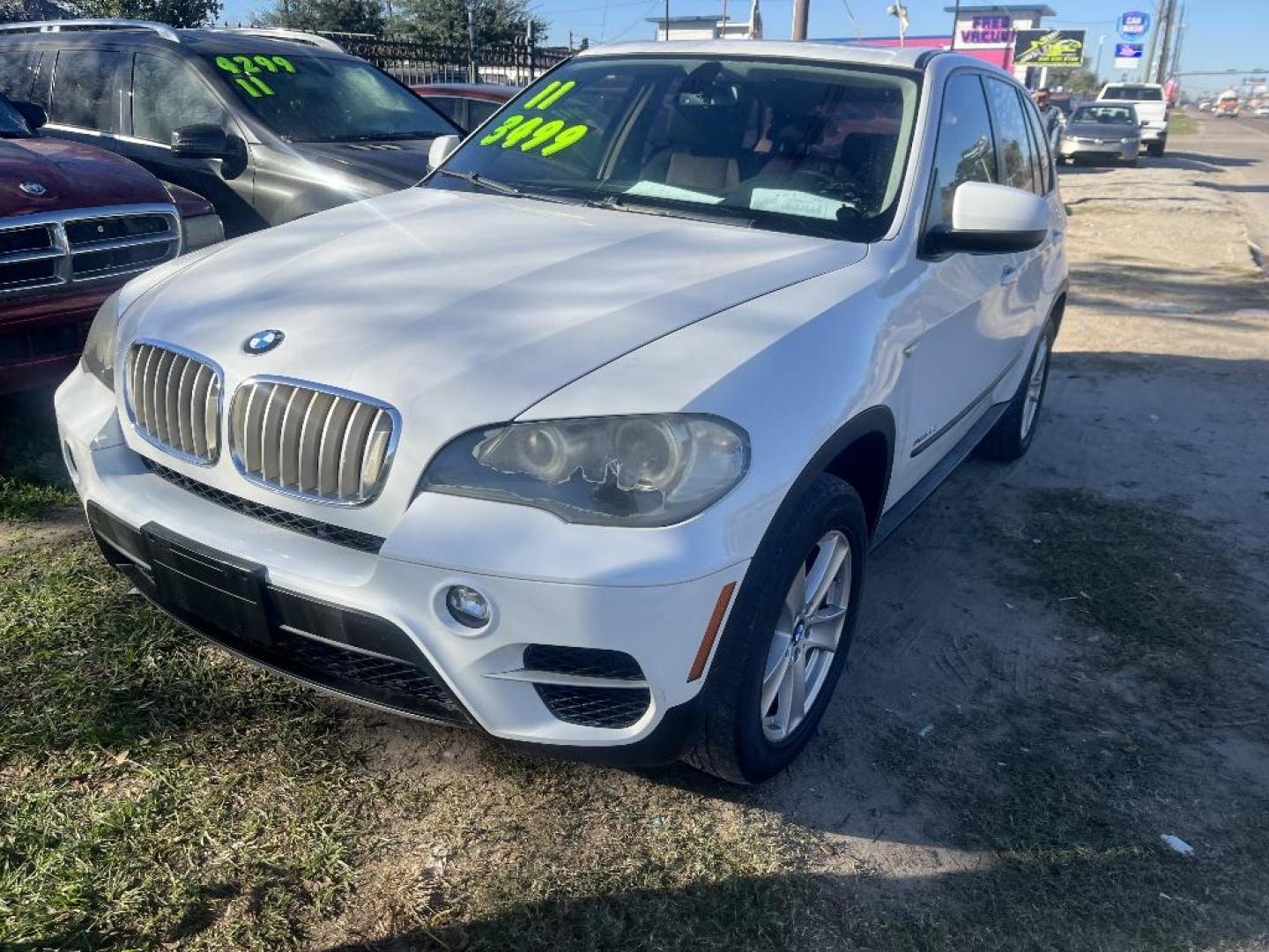 2011 WHITE BMW X5 xDrive35d (5UXZW0C59BL) with an 3.0L L6 DOHC 24V DIESEL engine, AUTOMATIC transmission, located at 2303 West Mt. Houston, Houston, 77038, (281) 507-3956, 29.771597, -95.339569 - Photo#3