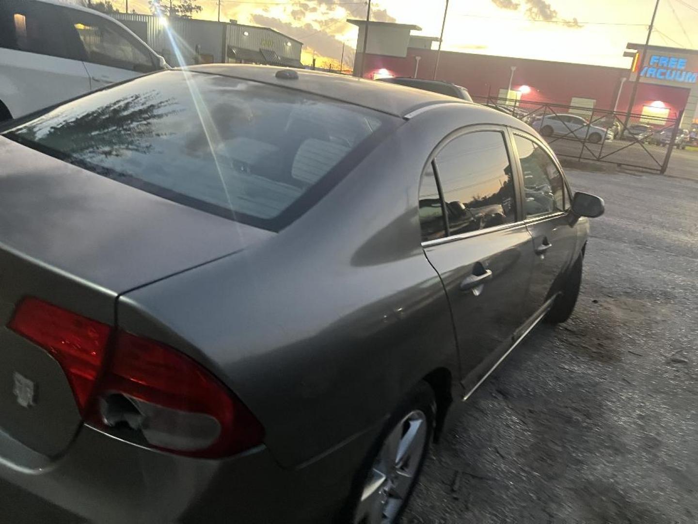 2007 GRAY HONDA CIVIC EX Sedan AT (1HGFA16897L) with an 1.8L L4 SOHC 16V engine, AUTOMATIC transmission, located at 2303 West Mt. Houston, Houston, 77038, (281) 507-3956, 29.771597, -95.339569 - Photo#2