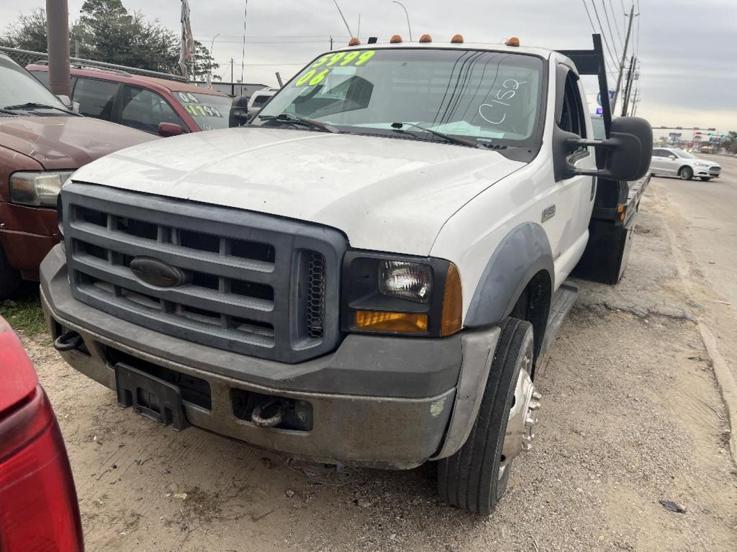 2006 WHITE FORD F-450 SD Regular Cab DRW 2WD (1FDXF46P66E) with an 6.0L V8 OHV 32V TURBO DIESEL engine, AUTOMATIC transmission, located at 2303 West Mt. Houston, Houston, 77038, (281) 507-3956, 29.771597, -95.339569 - Photo#0
