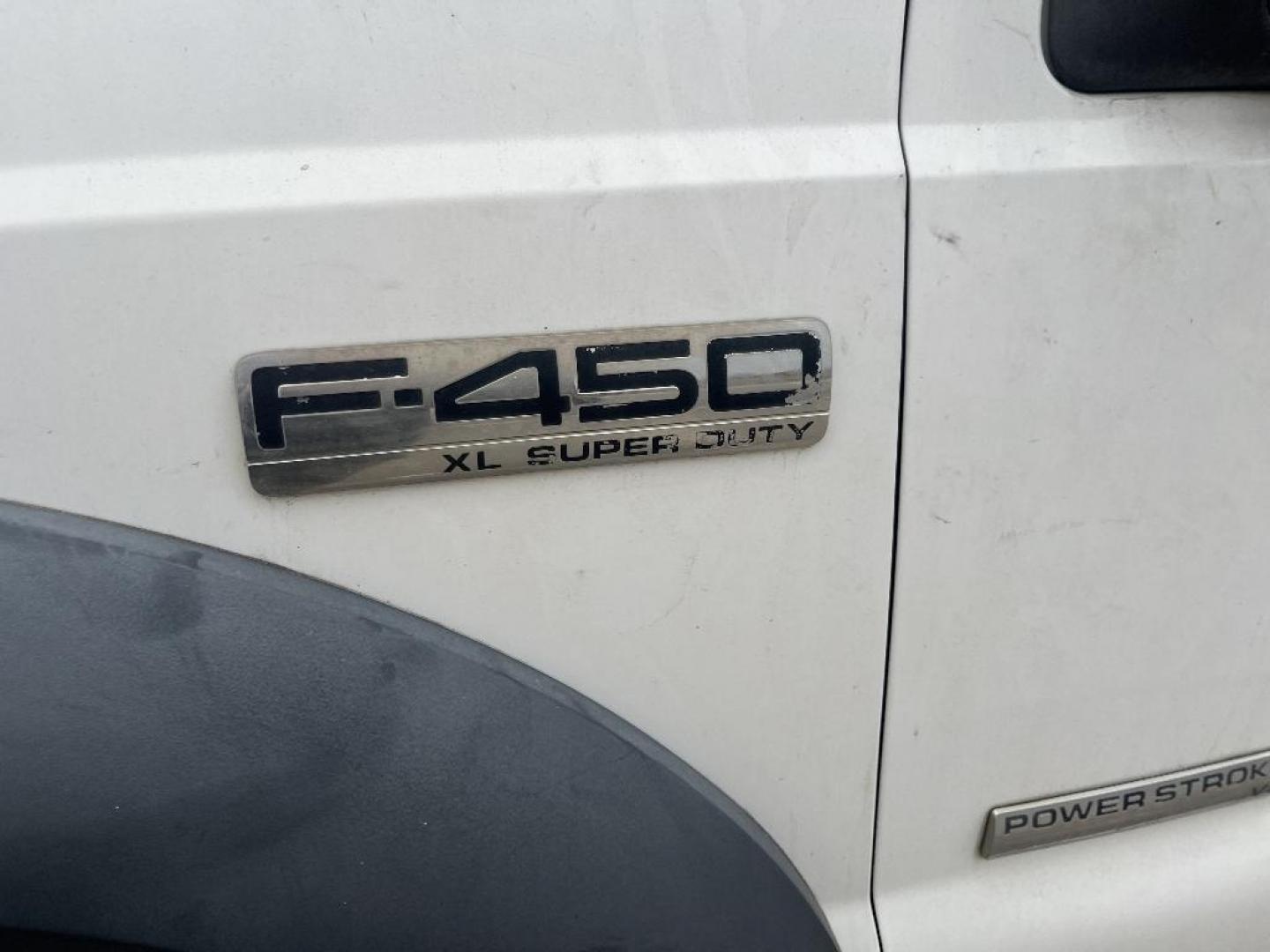 2006 WHITE FORD F-450 SD Regular Cab DRW 2WD (1FDXF46P66E) with an 6.0L V8 OHV 32V TURBO DIESEL engine, AUTOMATIC transmission, located at 2303 West Mt. Houston, Houston, 77038, (281) 507-3956, 29.771597, -95.339569 - Photo#1