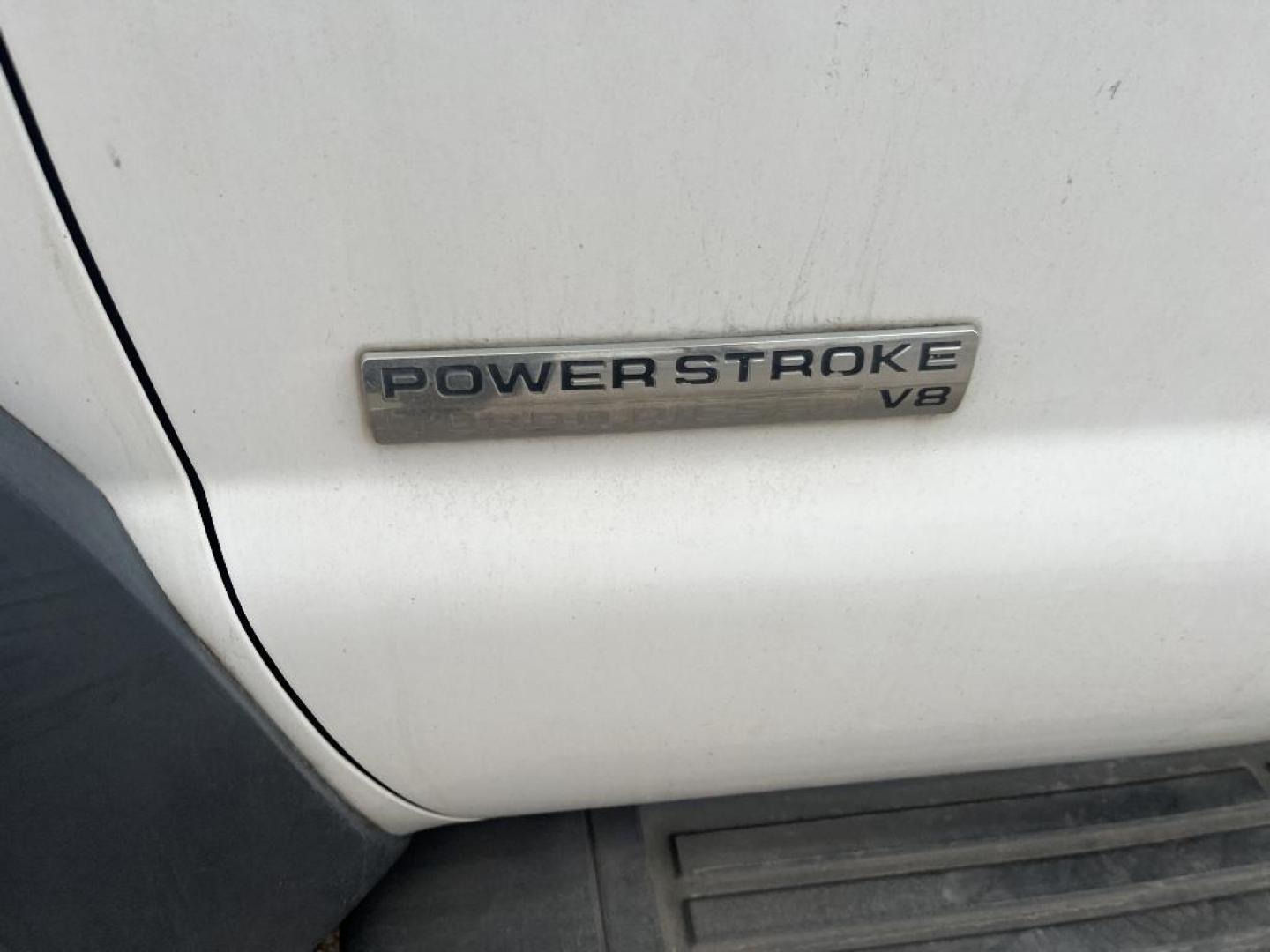 2006 WHITE FORD F-450 SD Regular Cab DRW 2WD (1FDXF46P66E) with an 6.0L V8 OHV 32V TURBO DIESEL engine, AUTOMATIC transmission, located at 2303 West Mt. Houston, Houston, 77038, (281) 507-3956, 29.771597, -95.339569 - Photo#2