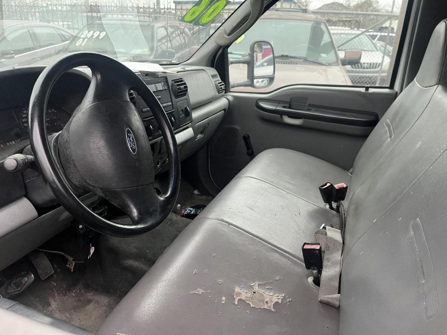 2006 WHITE FORD F-450 SD Regular Cab DRW 2WD (1FDXF46P66E) with an 6.0L V8 OHV 32V TURBO DIESEL engine, AUTOMATIC transmission, located at 2303 West Mt. Houston, Houston, 77038, (281) 507-3956, 29.771597, -95.339569 - Photo#3