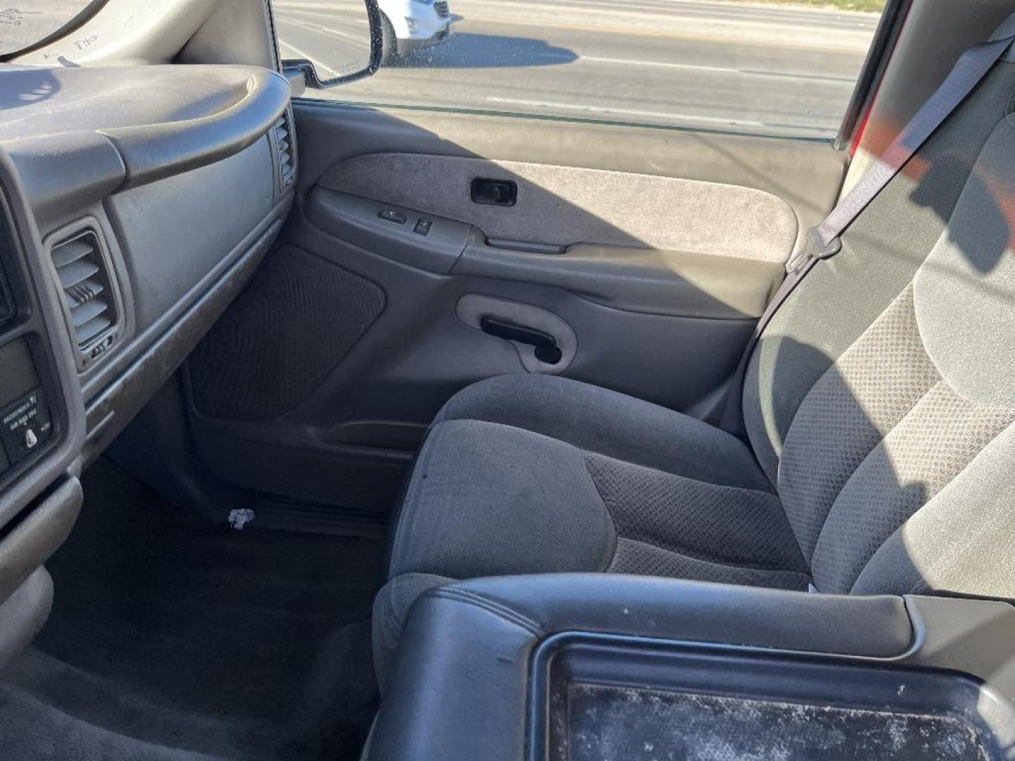 1999 RED CHEVROLET SILVERADO 1500 Ext. Cab Short Bed 4WD (1GCEK19VXXE) with an 4.8L V8 OHV 16V engine, AUTOMATIC transmission, located at 2303 West Mt. Houston, Houston, 77038, (281) 507-3956, 29.771597, -95.339569 - Photo#4