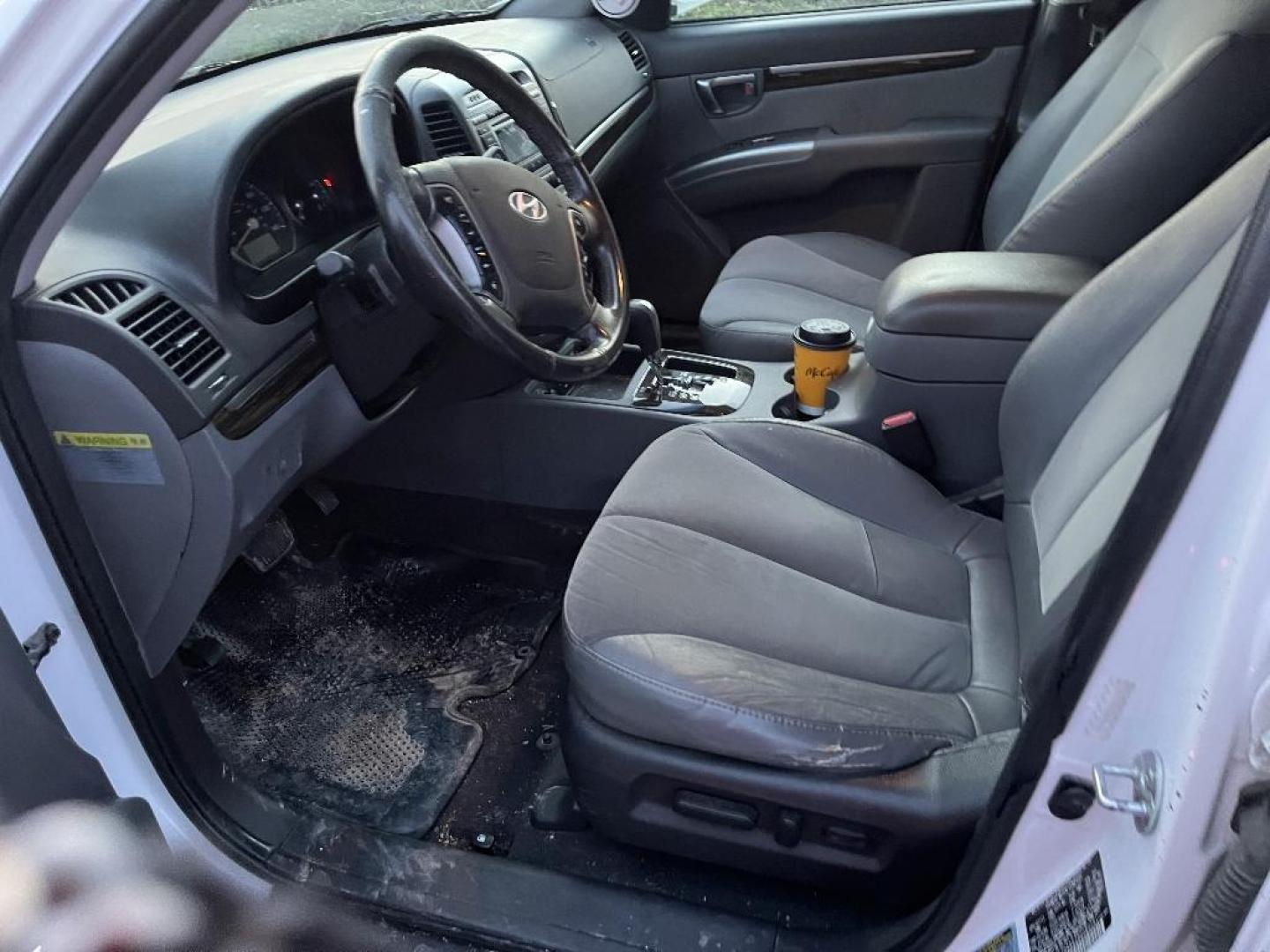 2011 WHITE HYUNDAI SANTA FE SE 3.5 FWD (5XYZH4AG2BG) with an 3.5L V6 DOHC 24V engine, AUTOMATIC transmission, located at 2303 West Mt. Houston, Houston, 77038, (281) 507-3956, 29.771597, -95.339569 - Photo#2