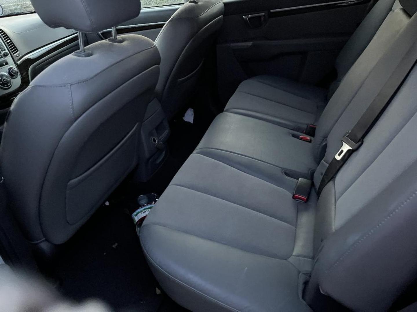 2011 WHITE HYUNDAI SANTA FE SE 3.5 FWD (5XYZH4AG2BG) with an 3.5L V6 DOHC 24V engine, AUTOMATIC transmission, located at 2303 West Mt. Houston, Houston, 77038, (281) 507-3956, 29.771597, -95.339569 - Photo#3