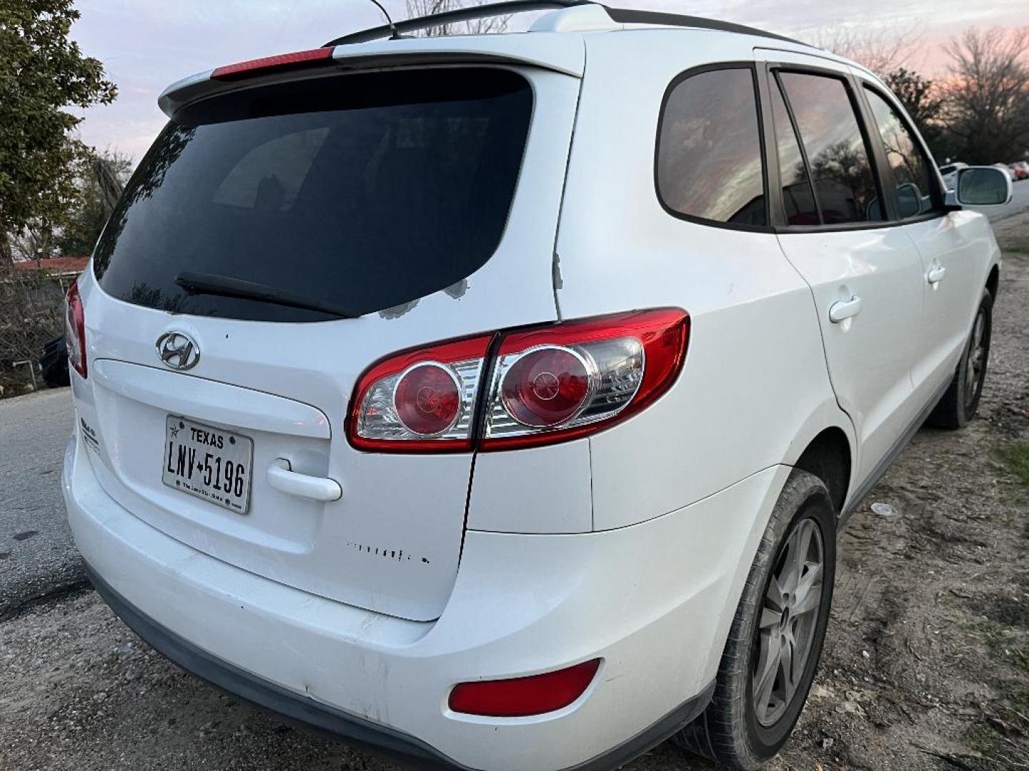 2011 WHITE HYUNDAI SANTA FE SE 3.5 FWD (5XYZH4AG2BG) with an 3.5L V6 DOHC 24V engine, AUTOMATIC transmission, located at 2303 West Mt. Houston, Houston, 77038, (281) 507-3956, 29.771597, -95.339569 - Photo#4