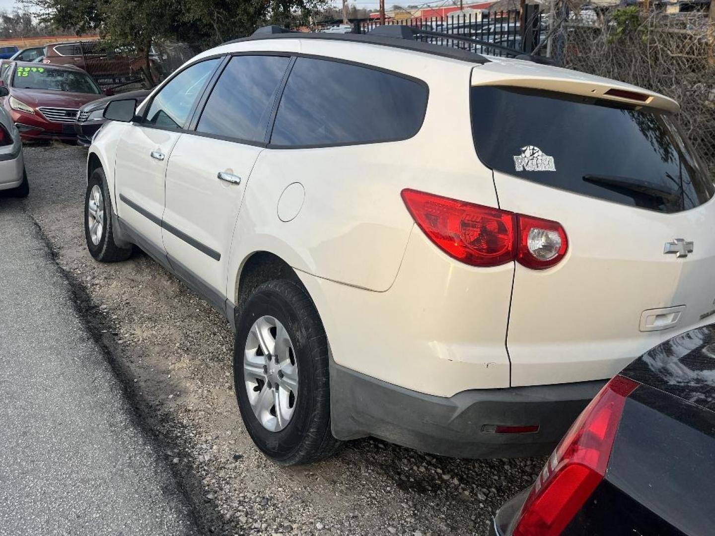2012 WHITE CHEV TRAVERSE LS FWD w/PDC (1GNKRFED4CJ) with an 3.6L V6 DOHC 24V engine, AUTOMATIC transmission, located at 2303 West Mt. Houston, Houston, 77038, (281) 507-3956, 29.771597, -95.339569 - Photo#2