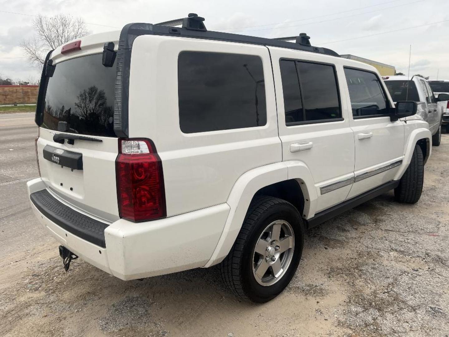 2010 WHITE JEEP COMMANDER Sport RWD (1J4RH4GK0AC) with an 3.7L V6 SOHC 12V engine, AUTOMATIC transmission, located at 2303 West Mt. Houston, Houston, 77038, (281) 507-3956, 29.771597, -95.339569 - Photo#1