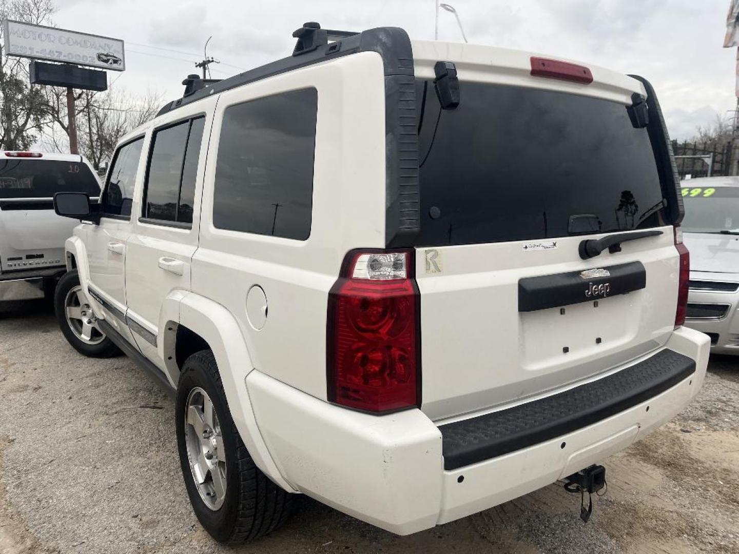 2010 WHITE JEEP COMMANDER Sport RWD (1J4RH4GK0AC) with an 3.7L V6 SOHC 12V engine, AUTOMATIC transmission, located at 2303 West Mt. Houston, Houston, 77038, (281) 507-3956, 29.771597, -95.339569 - Photo#2