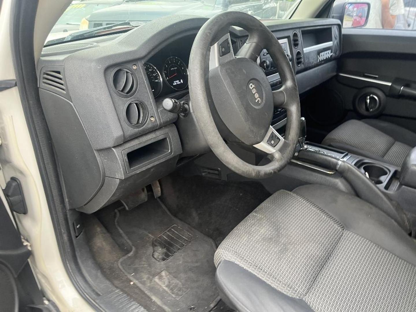 2010 WHITE JEEP COMMANDER Sport RWD (1J4RH4GK0AC) with an 3.7L V6 SOHC 12V engine, AUTOMATIC transmission, located at 2303 West Mt. Houston, Houston, 77038, (281) 507-3956, 29.771597, -95.339569 - Photo#3