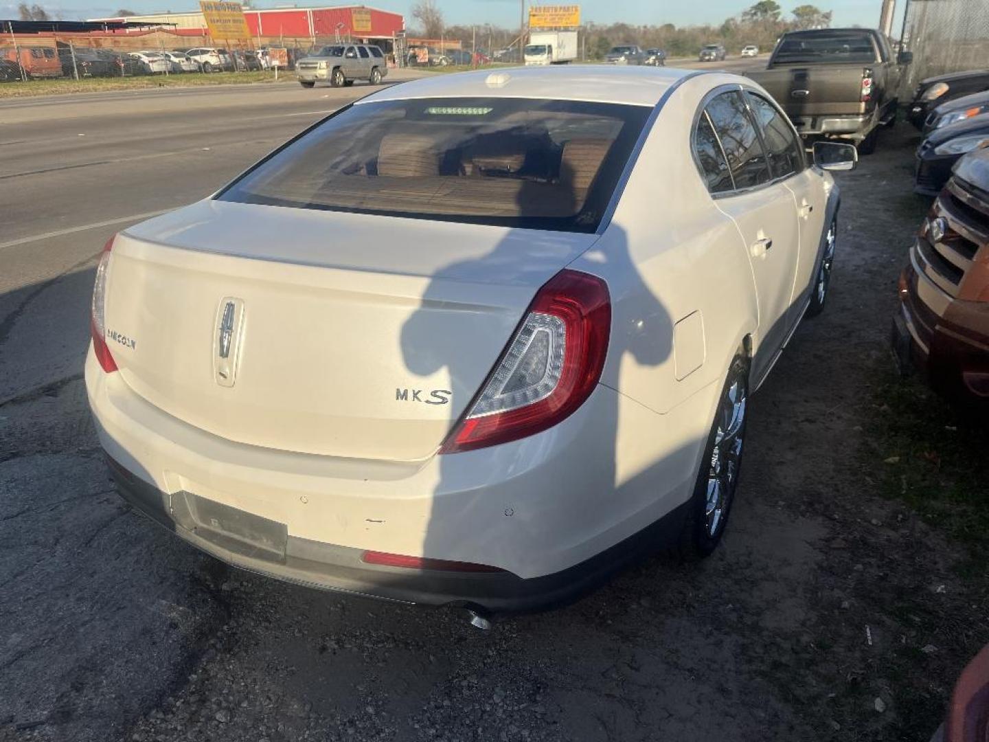 2012 WHITE CHRYSLER TOWN and COUNTRY Touring-L (2C4RC1CG4CR) with an 3.6L V6 DOHC 24V engine, AUTOMATIC transmission, located at 2303 West Mt. Houston, Houston, 77038, (281) 507-3956, 29.771597, -95.339569 - Photo#1