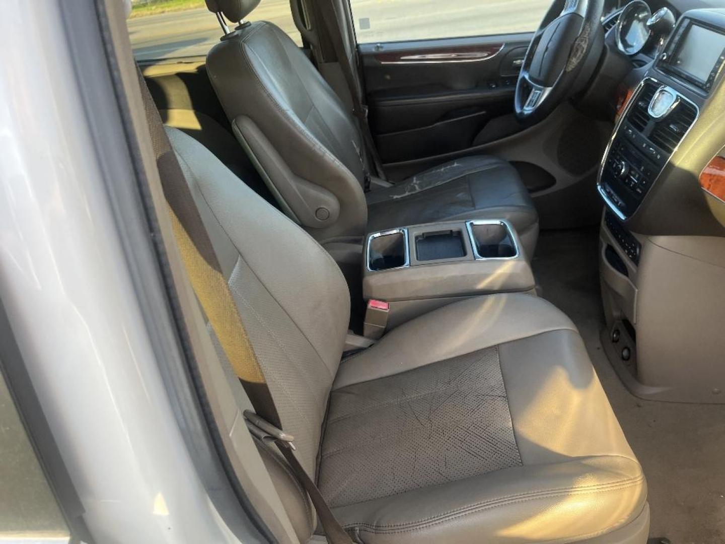 2012 WHITE CHRYSLER TOWN and COUNTRY Touring-L (2C4RC1CG4CR) with an 3.6L V6 DOHC 24V engine, AUTOMATIC transmission, located at 2303 West Mt. Houston, Houston, 77038, (281) 507-3956, 29.771597, -95.339569 - Photo#3