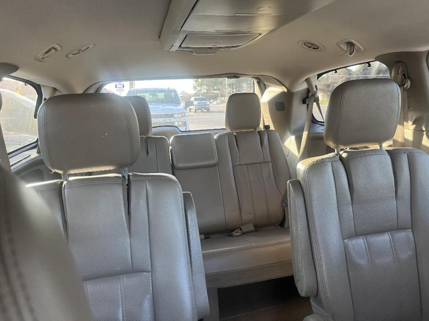 2012 WHITE CHRYSLER TOWN and COUNTRY Touring-L (2C4RC1CG4CR) with an 3.6L V6 DOHC 24V engine, AUTOMATIC transmission, located at 2303 West Mt. Houston, Houston, 77038, (281) 507-3956, 29.771597, -95.339569 - Photo#4