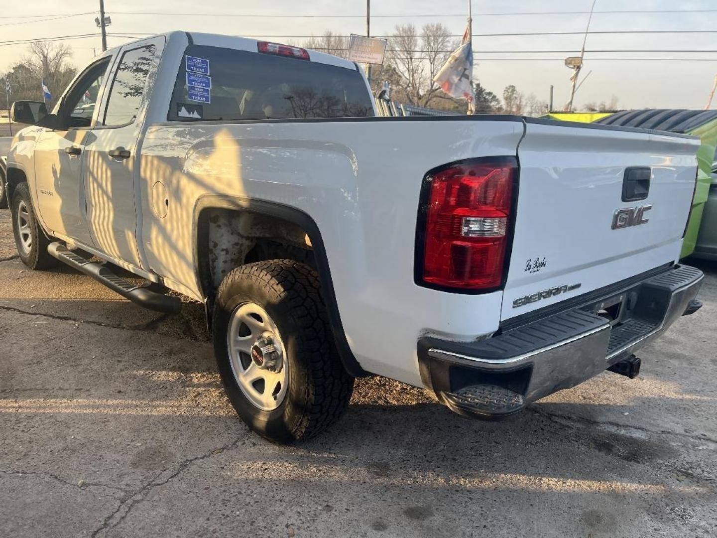 2019 WHITE GMC SIERRA 1500 Base Double Cab 4WD (2GTV2LEC6K1) with an 5.3L V8 OHV 16V engine, AUTOMATIC transmission, located at 2303 West Mt. Houston, Houston, 77038, (281) 507-3956, 29.771597, -95.339569 - Photo#5