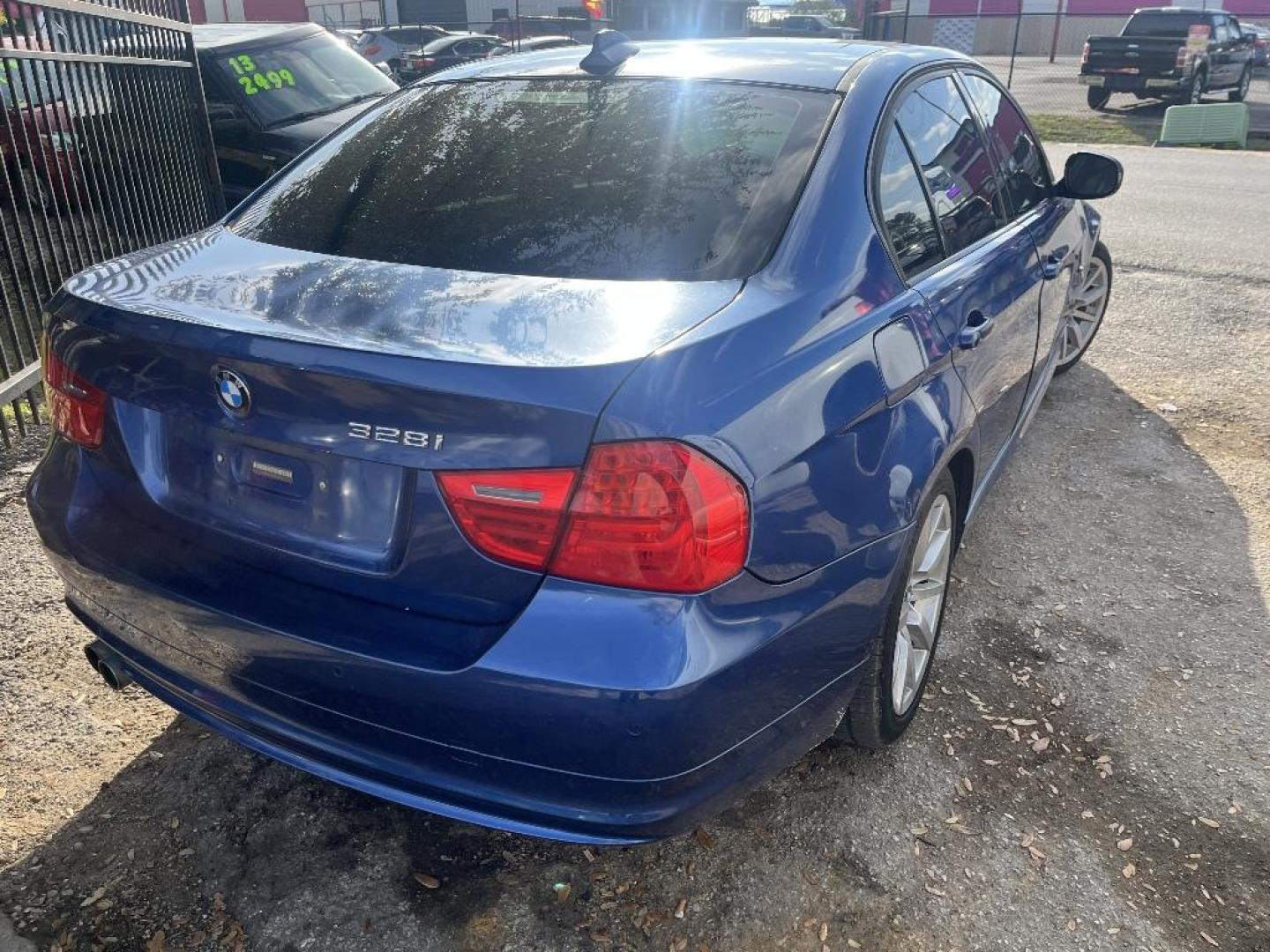 2009 BLUE BMW 3-SERIES 328i (WBAPH775X9N) with an 3.0L L6 DOHC 24V engine, AUTOMATIC transmission, located at 2303 West Mt. Houston, Houston, 77038, (281) 507-3956, 29.771597, -95.339569 - Photo#3