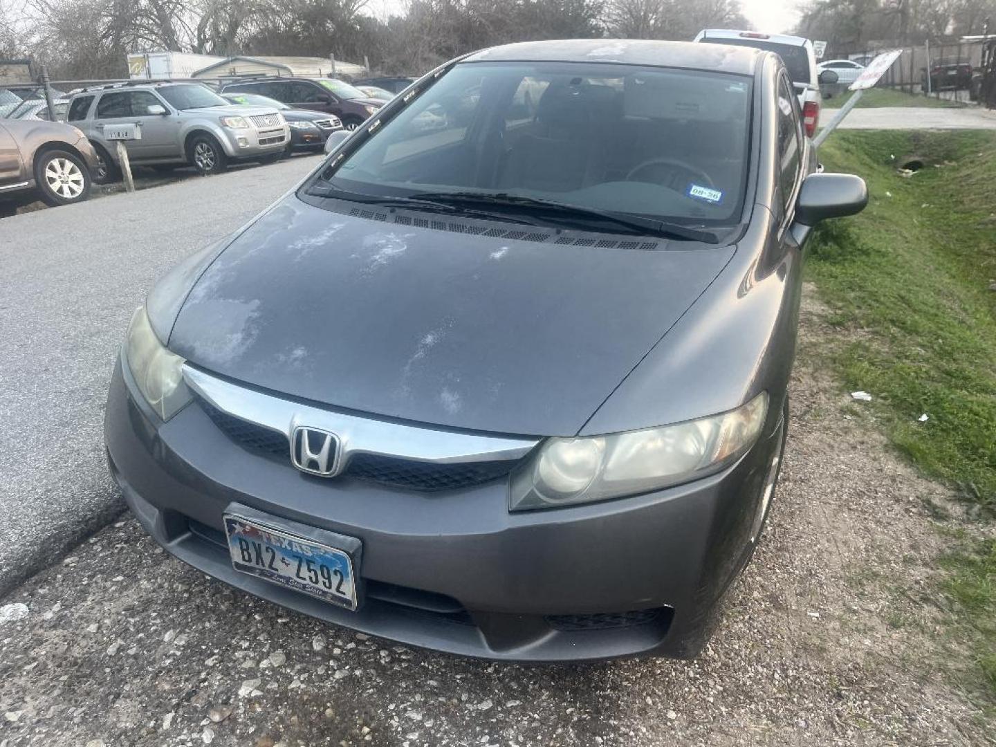 2010 GRAY HONDA CIVIC LX Sedan 5-Speed AT (2HGFA1F50AH) with an 1.8L L4 SOHC 16V engine, AUTOMATIC transmission, located at 2303 West Mt. Houston, Houston, 77038, (281) 507-3956, 29.771597, -95.339569 - Photo#4