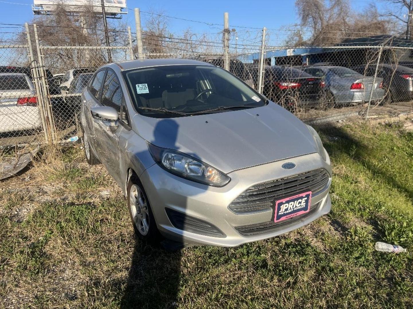 2014 GRAY FORD FIESTA SE Sedan (3FADP4BJ2EM) with an 1.6L L4 DOHC 16V engine, AUTOMATIC transmission, located at 2303 West Mt. Houston, Houston, 77038, (281) 507-3956, 29.771597, -95.339569 - Photo#0