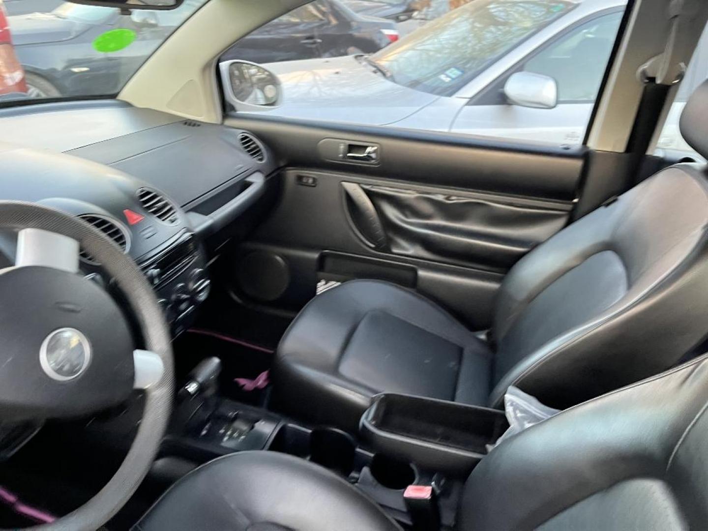 2010 WHITE VOLKSWAGEN NEW BEETLE 2.5L PZEV (3VWPG3AG0AM) with an 2.5L L5 DOHC 20V engine, AUTOMATIC transmission, located at 2303 West Mt. Houston, Houston, 77038, (281) 507-3956, 29.771597, -95.339569 - Photo#3